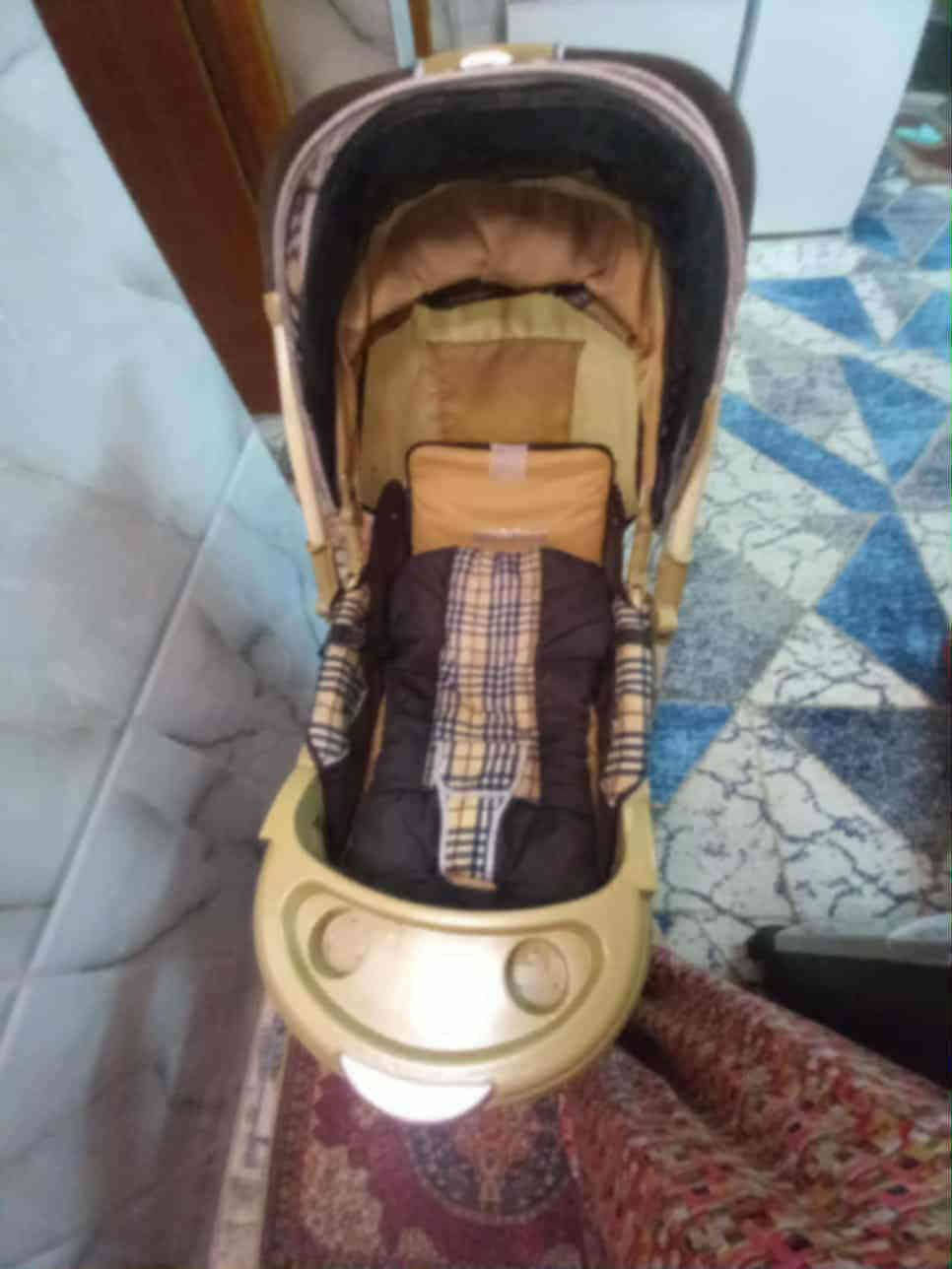 عربانة اطفال تتحمل اوزان ثقيلة
استخدام قليل جدا
ماركة Golden Baby
استعمال مرتين أو ثلاث مرات فقط
نضيفه جدا كلشي مابيها 
السعر ١٠٠ 
عنواني زيونة
مكلفه بالنشر للاستفسار ***********
