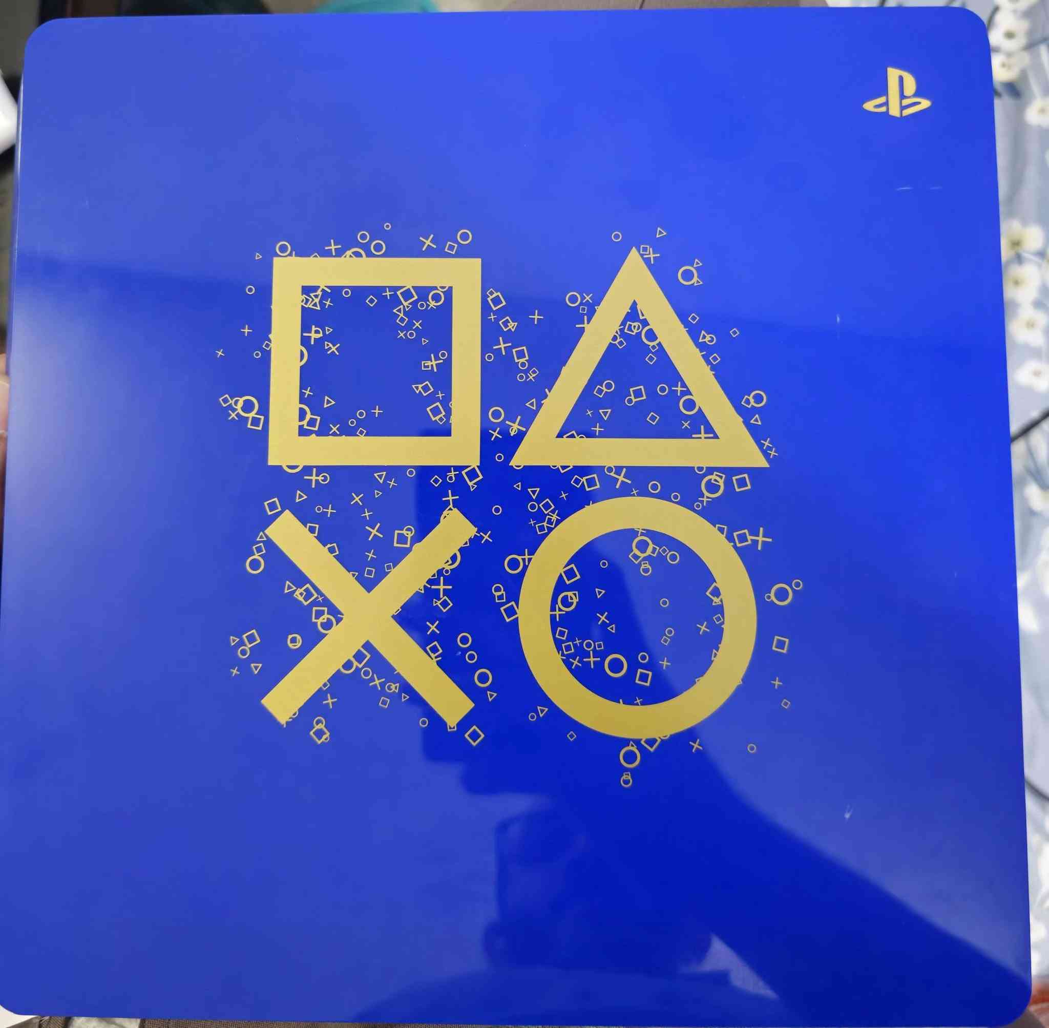 ps4 slim limited edition 
مستعمل نظيف نظافة 100% ممفتوح هارد 1TB اونلاين امريكي وياه جوستك اصلي وياه قاعدة للبلي و غراضه كامله 
سعر 300 الف 
تواصل واتساب ***********
