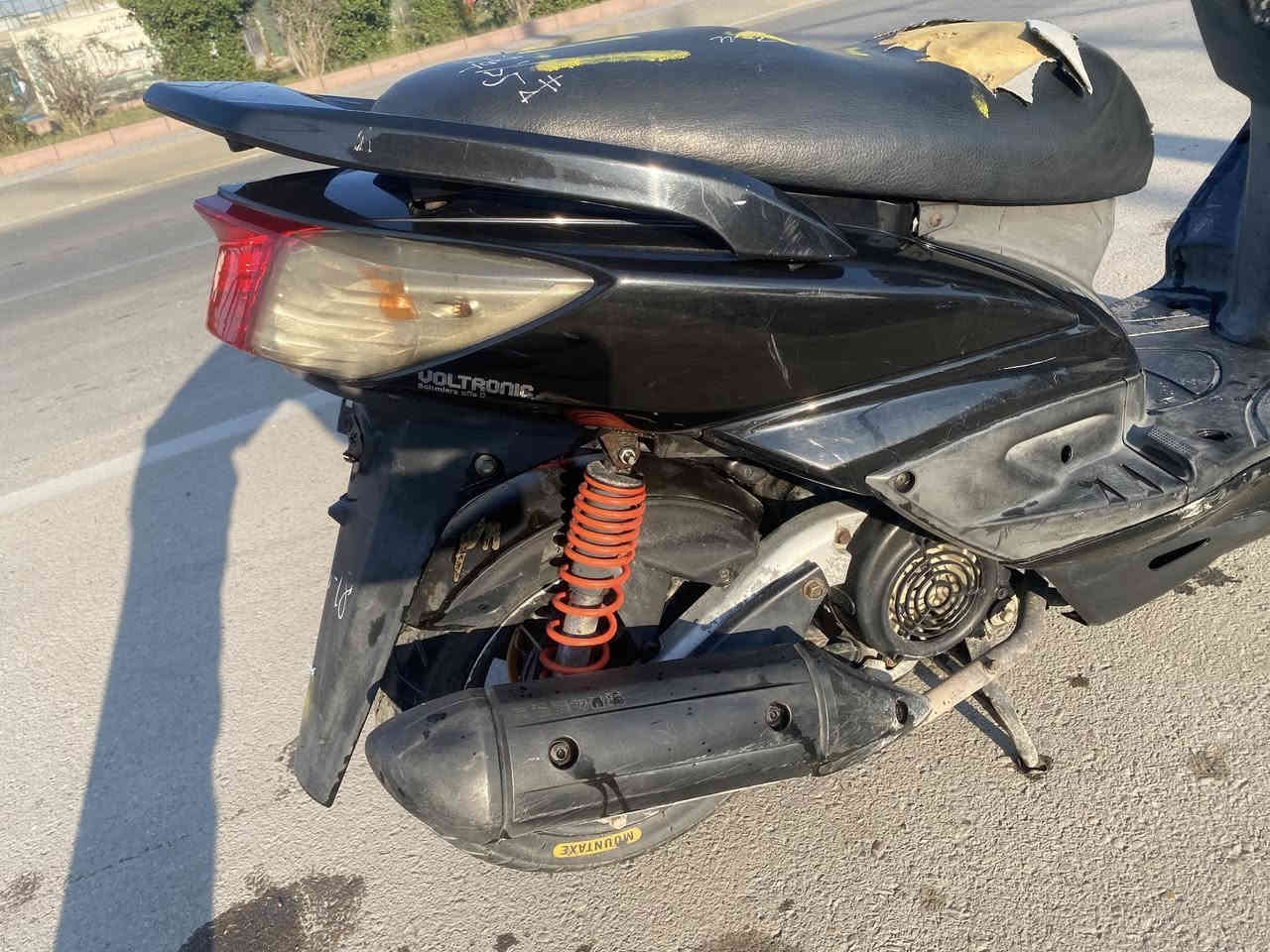 للبيع …دراجه سكنس فحل صارلها 3 اشهر تقريباً نزلتها رمبه كامله جاهزه اي نقص مابيها دراجه بلاديه فولل مكفوله كفاله عامه دهن جديد بانزين بس محسن الدراجه ماشيه 19 الف اوراقها اصوليه موجوده الشراي فقط السعر قيم واخذ اني منزلها ب 1.100.000 
للاتصال ***********
