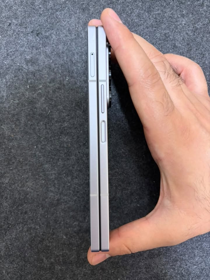 السلام عليكم 
للبيع 
samsung galaxy Fold 6 

نسخة الشرق الاوسط
ذاكرة ٢٥٦ 
الجهاز مكفول من العطل والتصليح 
نظافة تامة ( عدا خدش بسيط جدا بالهنج موضح بالصور ) 
كامل الملحقات

السعر ٨٥٠ الف 

التواصل اتصال او واتساب 
***********
