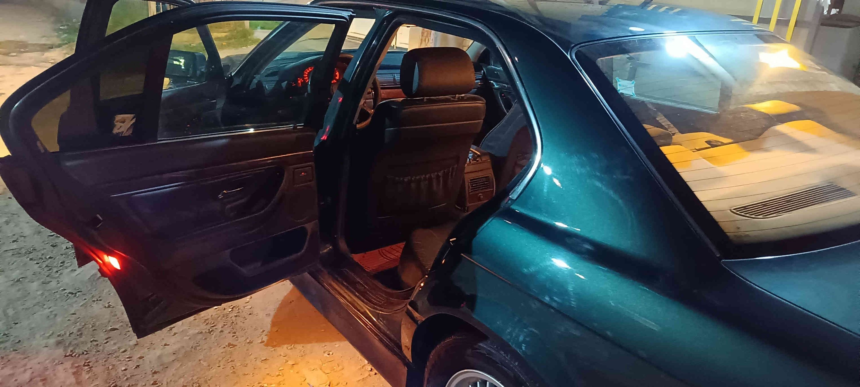 السلام عليكم/ 44_7 هوة موديل 96 السعر 100$ السيارة معمرة جديد وعابرة سعرها مكاني ابو  غريب حي صديق ***********
