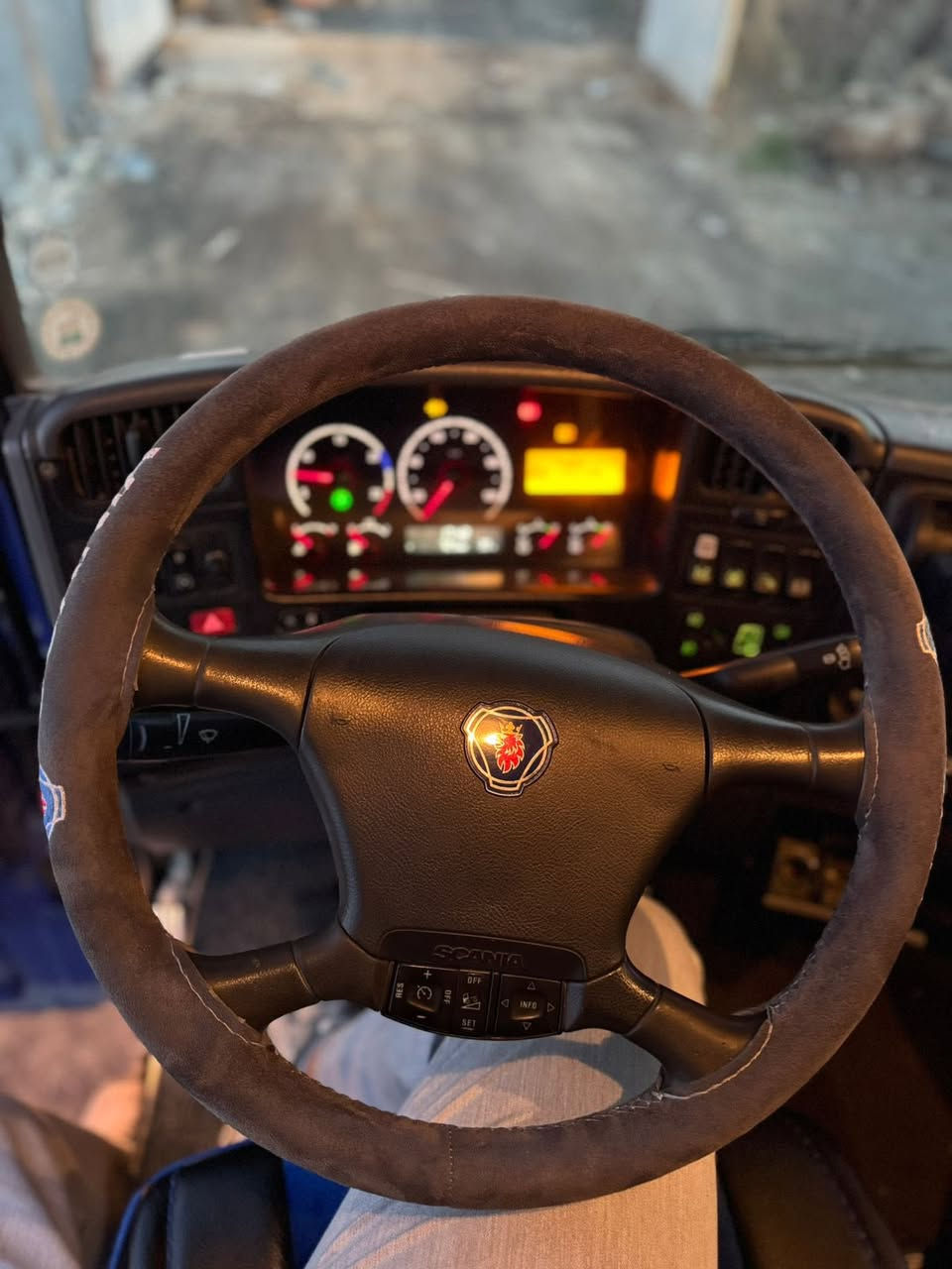 السلام عليكم
سكانيا بوما 2005 
رقم اربيل الجديد
420 
كير3/3
تخم تاير راس وعربانه 
ويل كب الراس 
سنويه جديده 
فحص جديد 
هزه جديده
تكيال الدوره جديد
GBS 
اسود 36
بياضات 36
غير معتمده ع شركه 
السياره بسمي تحويل ثاني يوم 
مكان السياره بغداد 
***********
