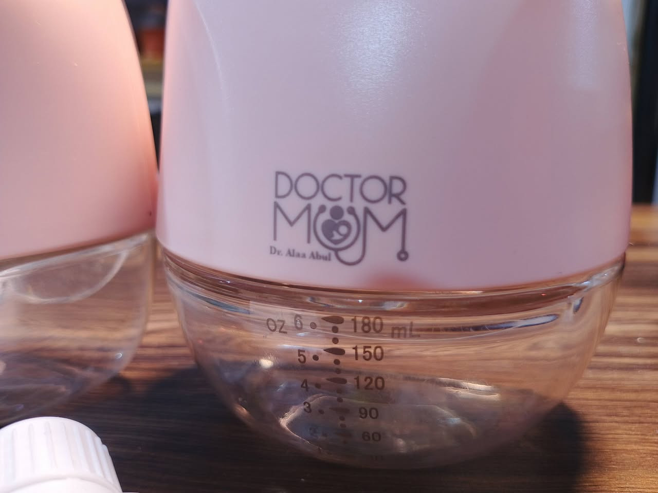 هذا المنتج هو مضخة ثدي كهربائية محمولة وقابلة للارتداء من العلامة التجارية Doctor Mom.
تصميم مدمج: مضخات لاسلكية تُلبس داخل حمالة الصدر لحرية الحركة. 

أوضاع متعددة: تحتوي على أوضاع مختلفة للتحفيز والشفط لتناسب تفضيلاتك. 

شاشة رقمية: توفر شاشة للتحكم في السرعات والإعدادات. 

سعة التخزين: تأتي مع أكياس أو حاويات لتخزين الحليب بسعة تصل إلى حوالي 160 مل.


**إذا كنت صاحب هذا الإعلان وتريد حذفه لأي سبب، رجاءا أرسل رسالة إلى الدعم الفني**