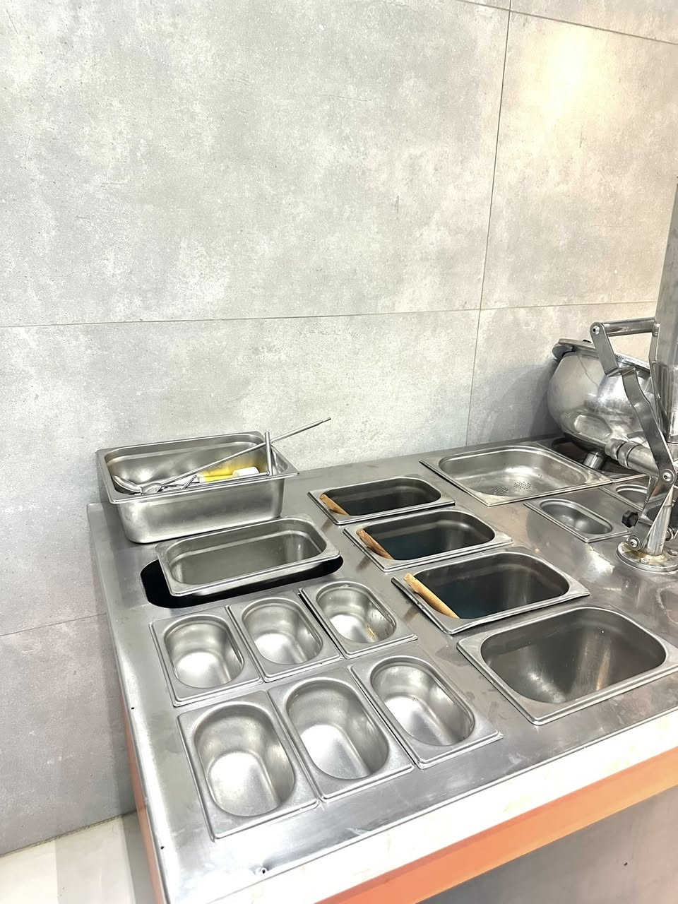 مكينة تحظير لقيمات للبيع
🏮عجانة كهرباء
🏮3 حاقنات حشوة
🏮4 حمايات شوكلا
🏮12 بلانك مكسرات صغير 
🏮مخزن داخلي 
🏮قلاية اللقيمات تحتوي 3 هيترات سنگل فيز
🏮الميز طول 2 متر وعرض 80 سم  سل ستيل ثقيل بالكامل  

للأستفسار / ***********
