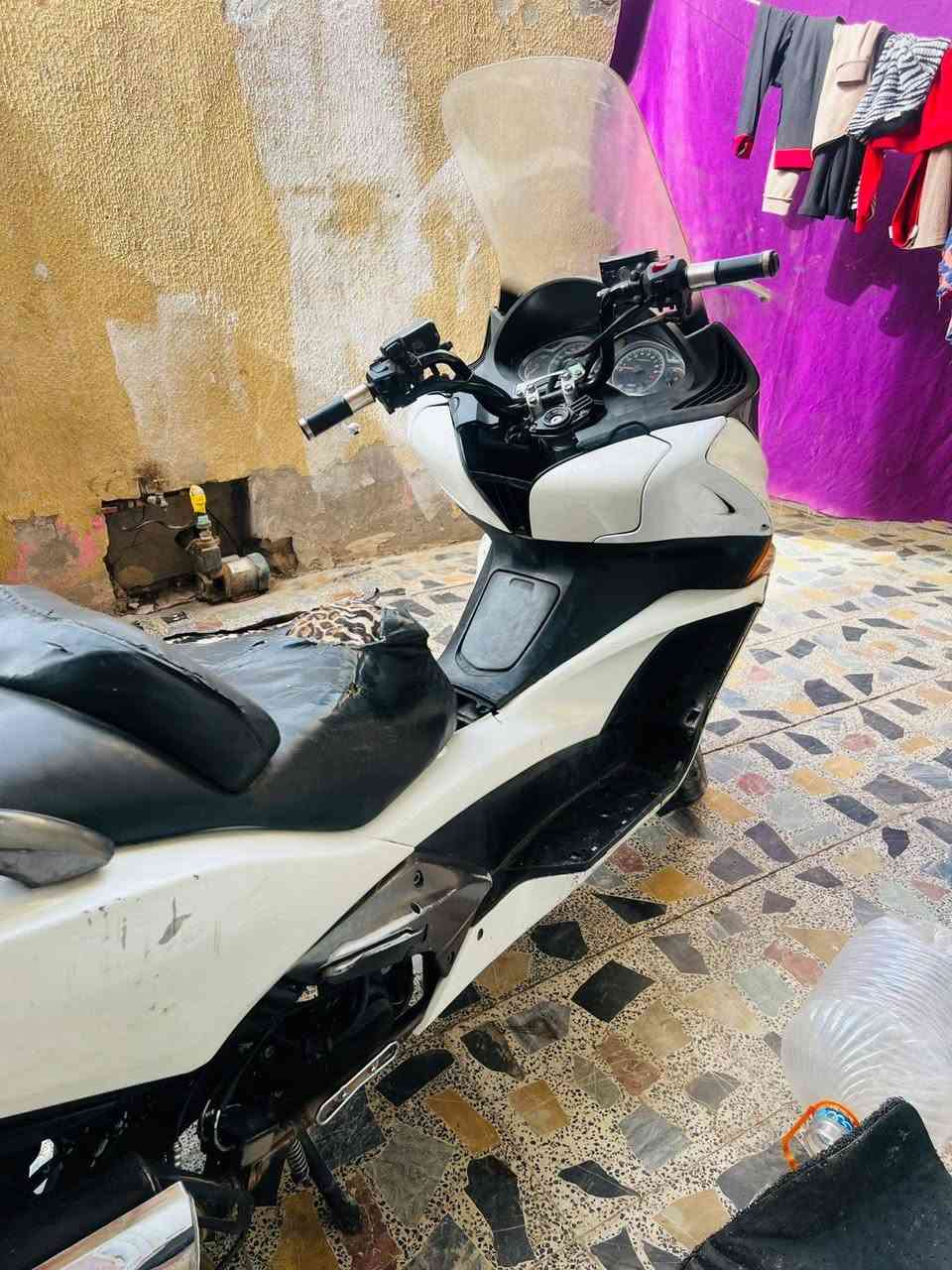 سلام عليكم سلفر ٤٠٠ مكينه مكفوله بس بجم تعبان تراجه كلشي شغال ما بيه اي نقص مليون ٧٠٠ بيه مجال طيبين مكان درالجه يم جامع فردوس *********** تصلي اني خادم
