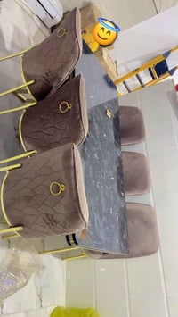 ميز طعام • نضيف