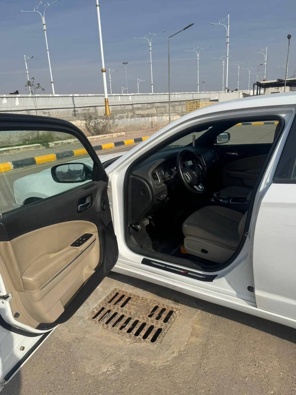 جارجر 2013 حاويه بدون كص بدون كص ادوات السيارة خليجيه دخول جديد 
مكينه 3600 گير كفاله
كهربائيات شغاله
تدفئه تبريد ثلج
غرفتها نظيفه كلش دواخل لونين عسلي اسود المرغوب مكفوله سرقه وعشاير
تخم تاير ويل خليجي 
حدايديه 70/%
متوم شمالي لوحات انكليزي سنويه ل 32
مكان السيارة العماره المركز 
***********
