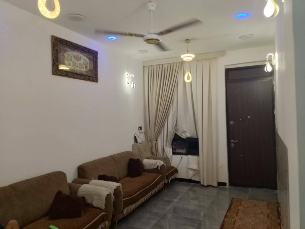 السلام عليكم 80متر الوجهة 7الى ربع وانزال 12وربع بناء حديث يتكون من طابق واحد جاهز بي استقبال ومطبخ وحمام وغرفة نوم والثاني هيكل يتكون من غرف نوم بيتونه وخدمات وسطح المكان البياع الشرطة الخامسه قريب من مدرسة الماجدات شارع رايسي مو فرع للتصال ***********

