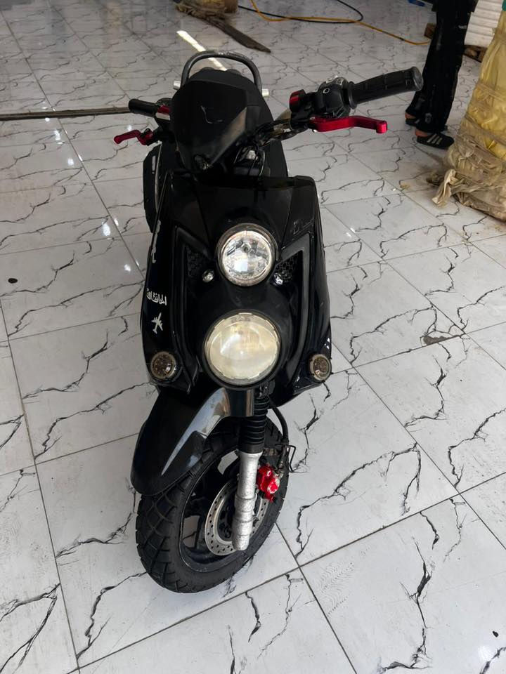 السلام عليكم سكنز جبلي مفتوح لاستيك ولف نص نكرة سلف ترايك وين متريد مستعجل على بيعتها بملبون وخادم للشراي ***********
