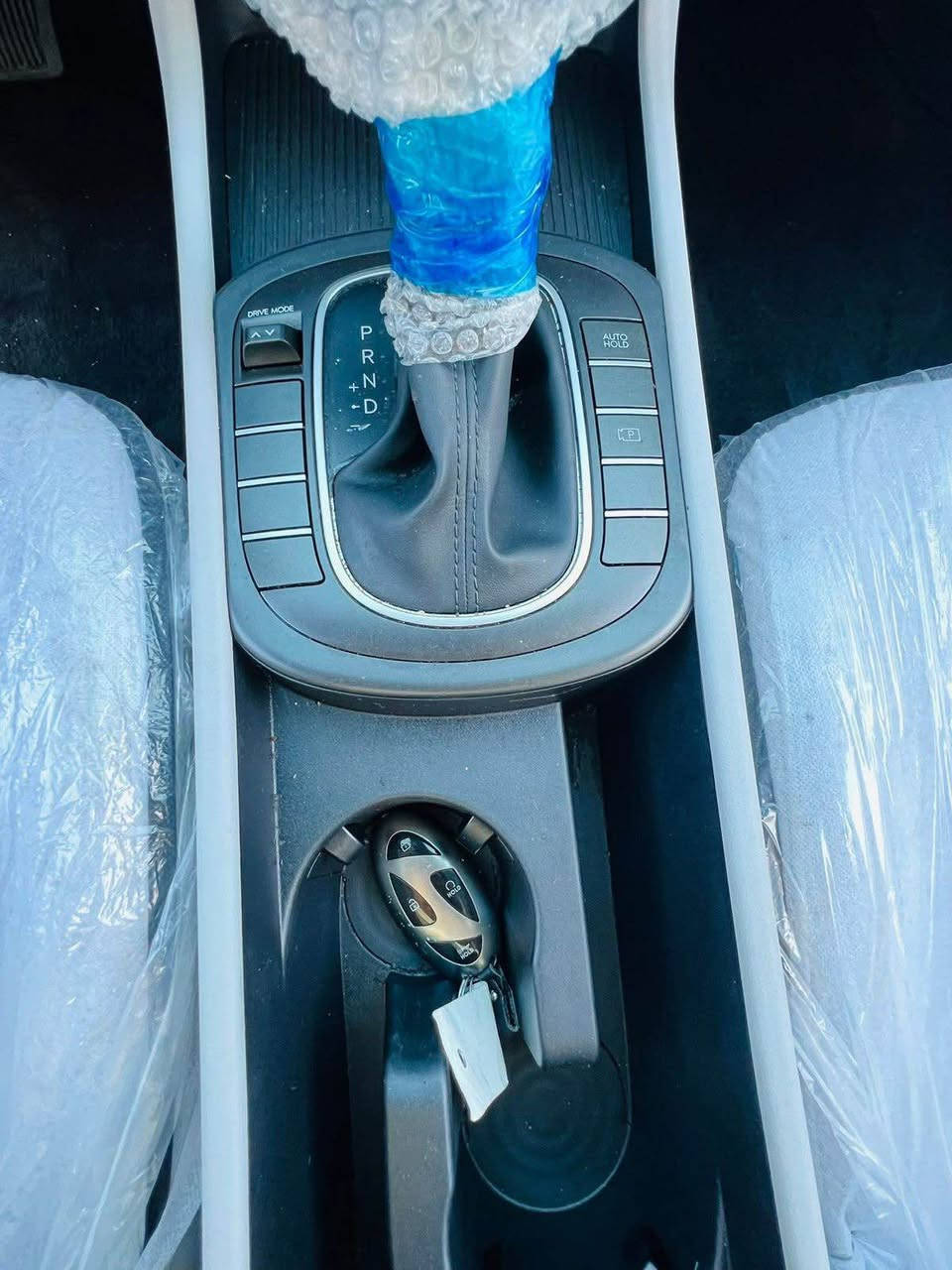 هونداي كونا 2024 
محرك  2000 دوش  
لون مميز 💚
ماشية 4  الف فقط
حادث فقط - جملغ و باب صبغ 🔻
ايرباكات كلها سليمة شركة ✅

مواصفات SEl
بصمة 
كاميرة
تبريد مركزي امامي وخلفي
شاحن لاسلكي 
ابواب بصمة
ويل كب كروم
كشنات كهربائي
تبريد مركزي امامي وخلفي
مصابيح LED أمامية.
مصابيح LED خلفية.
أضواء ضباب.
أضواء LED ساطعة خلال النهار
نظام الدخول الذكي.
نوافذ كهربائية.
حساسات خلفية لصف السيارة
نظامي  Android Auto و Apple CarPlay.
نظام الملاحة GPS.
اتصال Bluetooth.
اتصال USB.
مدخل AUX.
نظام تثبيت سرعة ذكي.
تشغيل المحرك عن بعد.
نظام تثبيت السرعة.
السعر 156 
تكلفة الرقم 15 ورقه 
العنوان / اربيل شارع 100 ( معرض اربيل كارس )
للاتصال واتساب ☎️*********** اكر, نينوى
