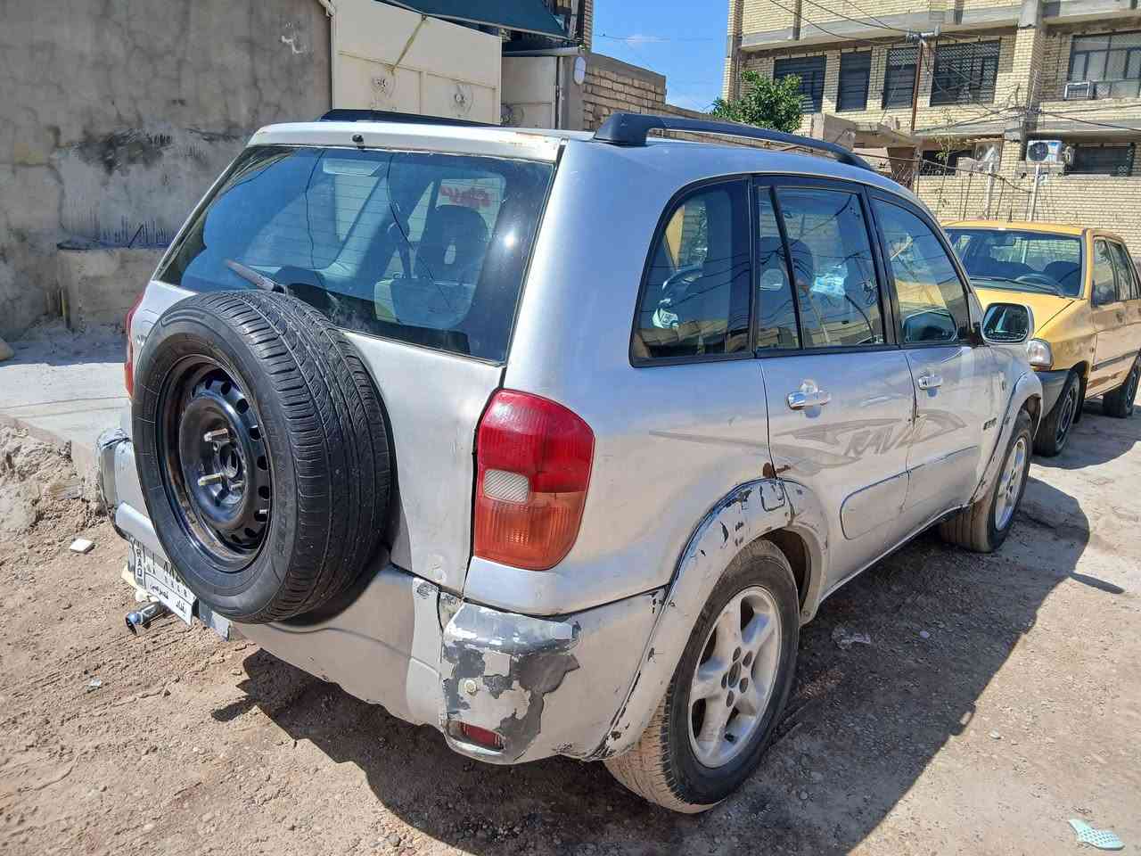 سيارة راف فور 2002 سيارة نظيفه مببدل بيها اي شي  بس بيها ضربات ضغار حيل دواخلهة نضيفة تبريد شغال خليجية مكينة نضيفة وكير نضيف اوتماتيك السيارة مكانها بغداد للإستفسار اكثر ***********
