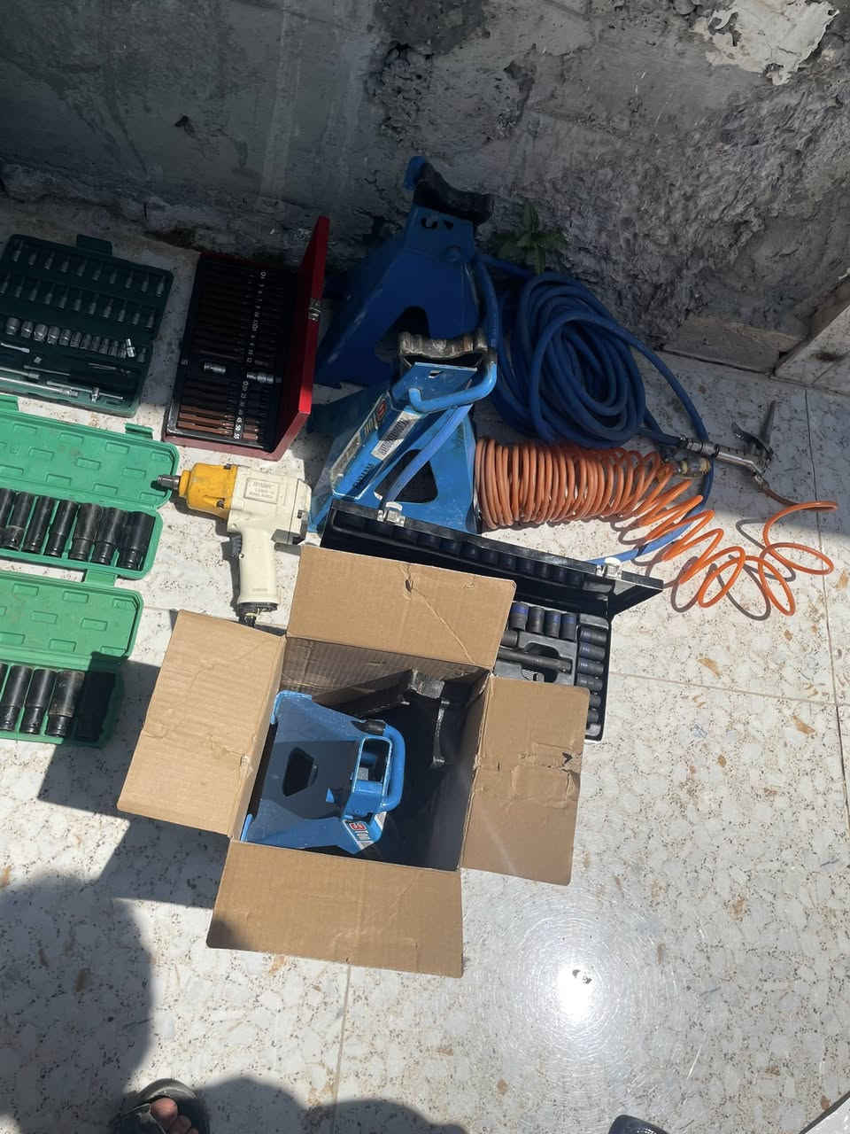 دوکانێکی کامل بۆ فرۆشتن 
کۆمپرێسەر ٢٥٠ لتر
تاقم بۆکس و ئیسپانی
جەگی ٤ تەن 
دەمانچەی هەوا 
سعری هەر هەموی 5گەڵا 
***********
