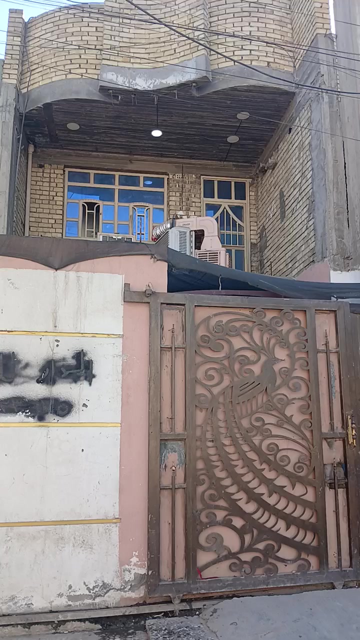 السلام عليكم بيت مساحته 125
مكون من 4غرف وصاله  وستقبال
البانزيخانه ليجاي منه بفرعين
6بيت عن الشارع العام 
للستفسار ***********
