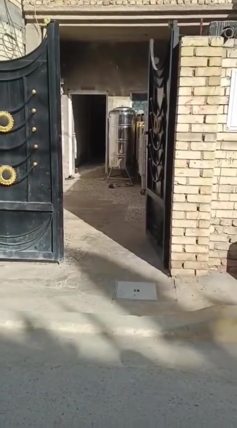 بيت للبيع مساحه 100 متر شارع ابو علي مقابيل افران لامير بفرع اسواق احمد الساعدي للاستفسار ***********
