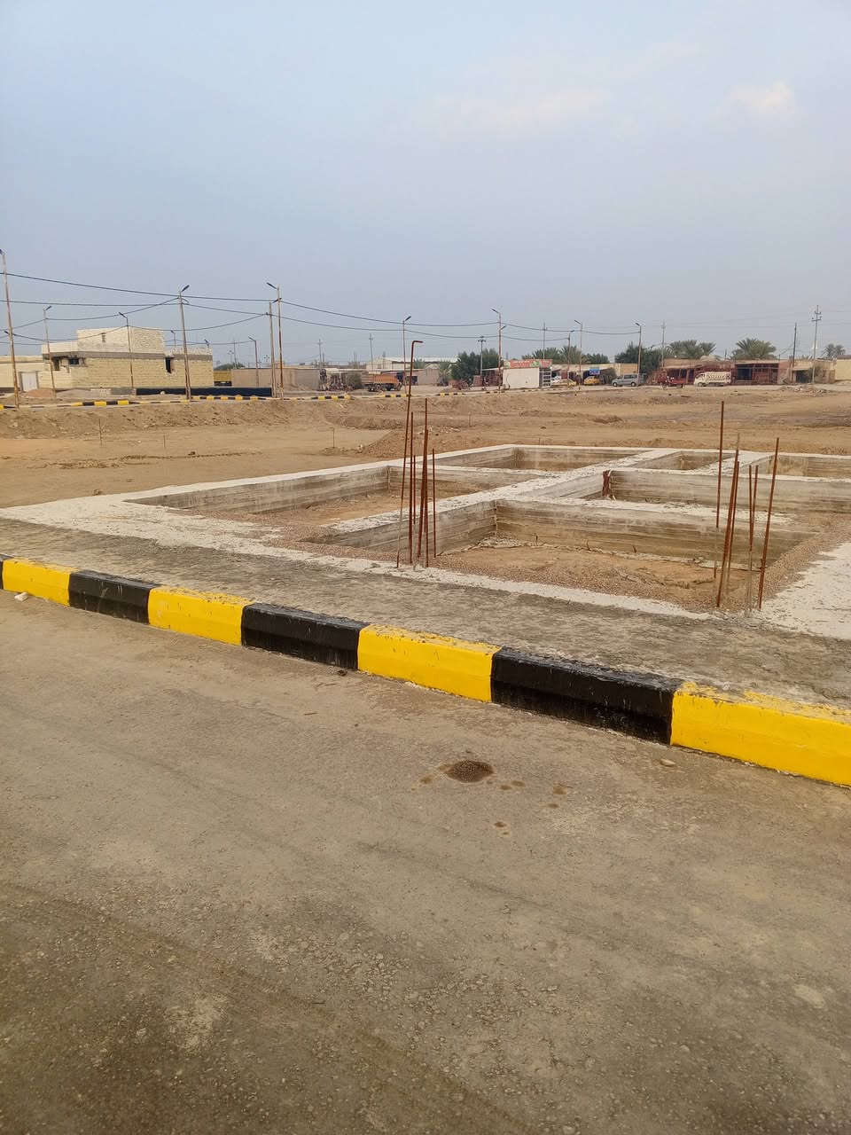 السلام عليكم يوجد بتلو مساحه 120 متر ركن على شارعين مجمع الشطاوي وراء حسينيه ال حمزه مباشر قريب للولايه قريب المدارس سند 25 طابو مداور ثاني يوم باسم المشتري 
للبيع سعر تفاصيل الرقم  *********** واتساب موجود
...***********
