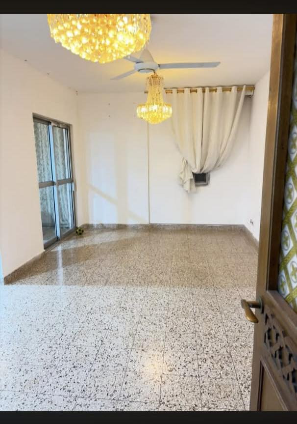 شقه للبيع 

طابق ثالث في حي الثالث 3 غرف

على ساحه مع مساحه حديقه وكراج

السعر 67 مليون وبيها مجال

للتواصل ☎️ ***********
***********
