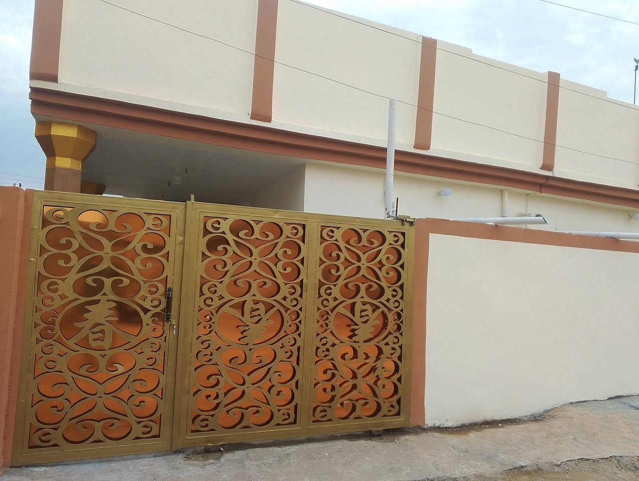 الهم صلي على محمد والي محمد
سلام عليكم
يوجد دار للبيع مساحه 200 متر موقع حي معلمين على طريق سيد ابراهيم قرب جامع غني الحميد يحتوي على غرفتين نوم +استقبال+مطبخ+صاله+كراج سياره +حمامات داخليه و خارجيه 
سعر خاص رقم الهاتف ***********
