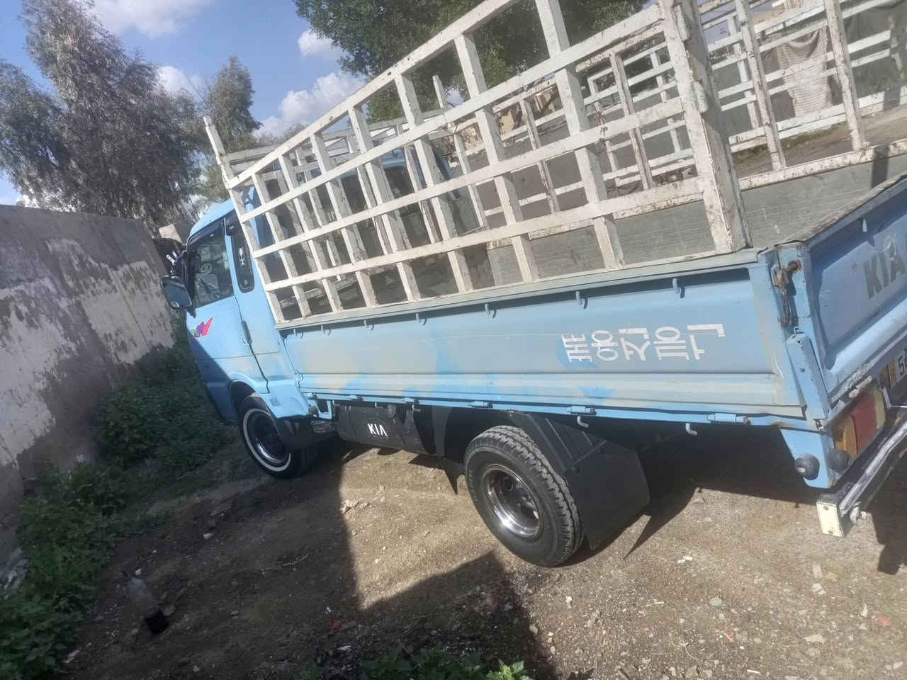 السلام عليكم سياره كيا حمل للبيع مدير 96 مكينه جديده سياره ما تعبانه داخل تخم تاير كله بكيس جير ومكينه شرط شراي على رقم التلفون***********
