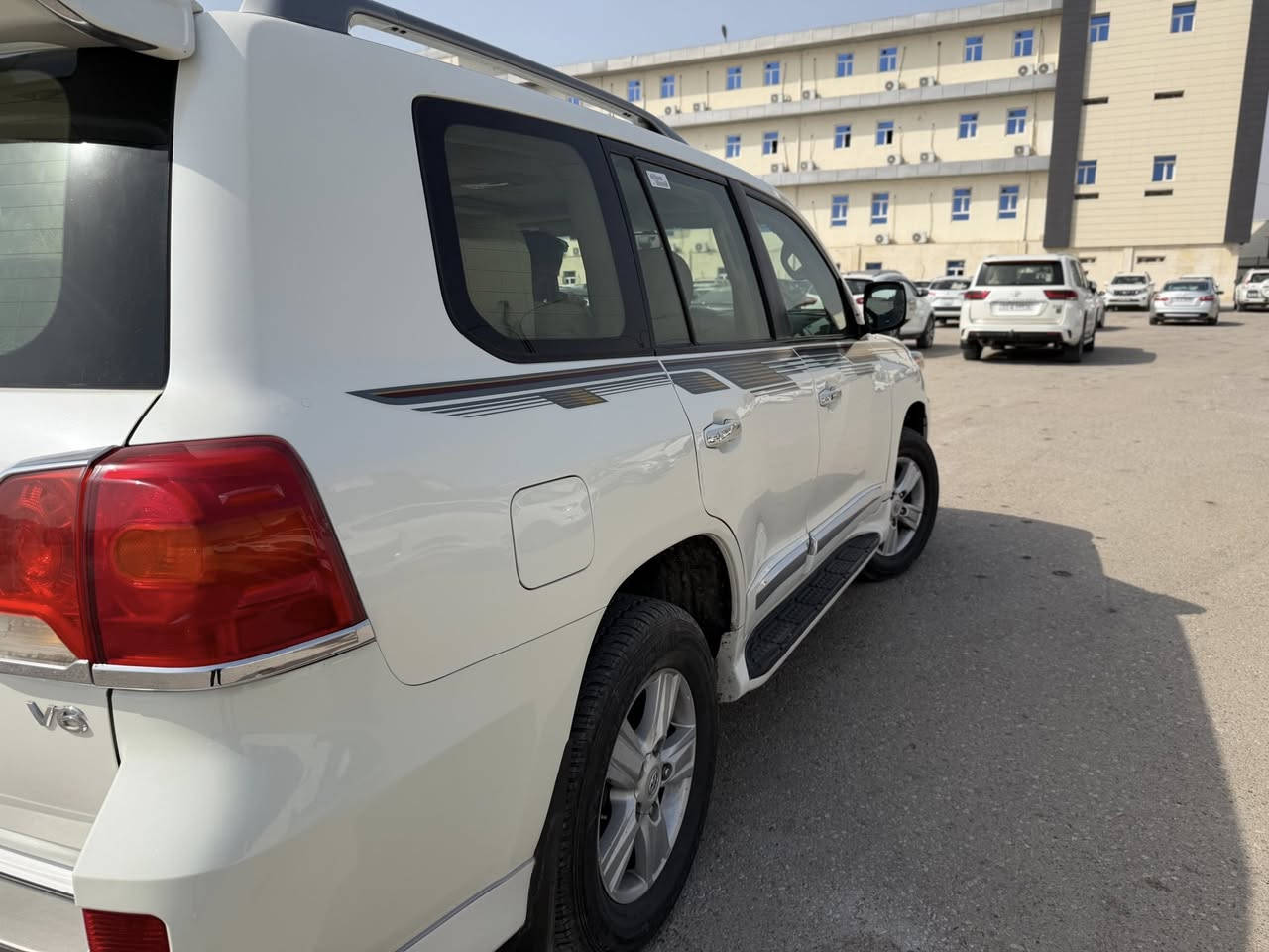 سلام عليكم
لاندكروز 2014
#قطري 
سيارة حلوة 
ماناقصها شي 
كير محرك مكفول 6 سلندر 
تخم تاير موجود 
سونار لسيارة موجود بلصور 
مكان سيارة ديالى لمنصورية سراجق 
السعر ٣٥٠وبيها مجال 
***********
