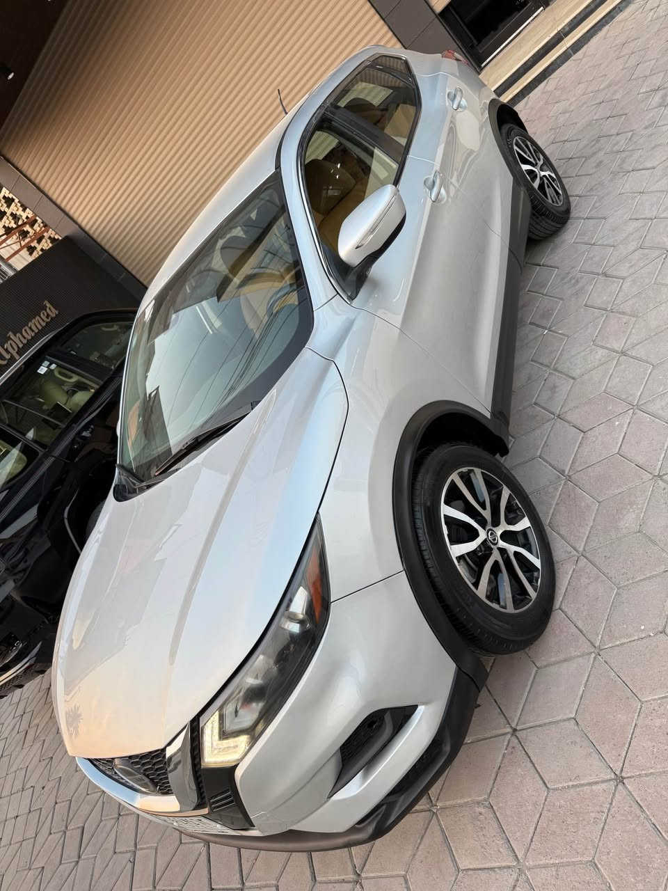 ‏السلام عليكم من رخصة الادمن المحترم 
 للبيع نيسان روج سبورت 2021 بغداد 
المواصفات 
محرك 2000 
فور ويل 
3 انضمة قيادة 
داخل جلد قرميدي 
ويل كب وتخم تاير 
رادار امامي 
رادار جانبي 
حساسات خلفية 
ماشية 62
شاشه وكار بلي 
لايت ليد 
بك لايت ليد 
تبريد ثلج  
تحكمات استيرن   
صبغ شبه عام وصور الحادث بلمنشور 
بدون ايرباك فقط البردة ودواخل وشاصي وراديترات بلادي  
السعر ( 128 ) ورقة وبيها مجال 
المنصور الداودي 
‏‭*********** بغداد, العراق
