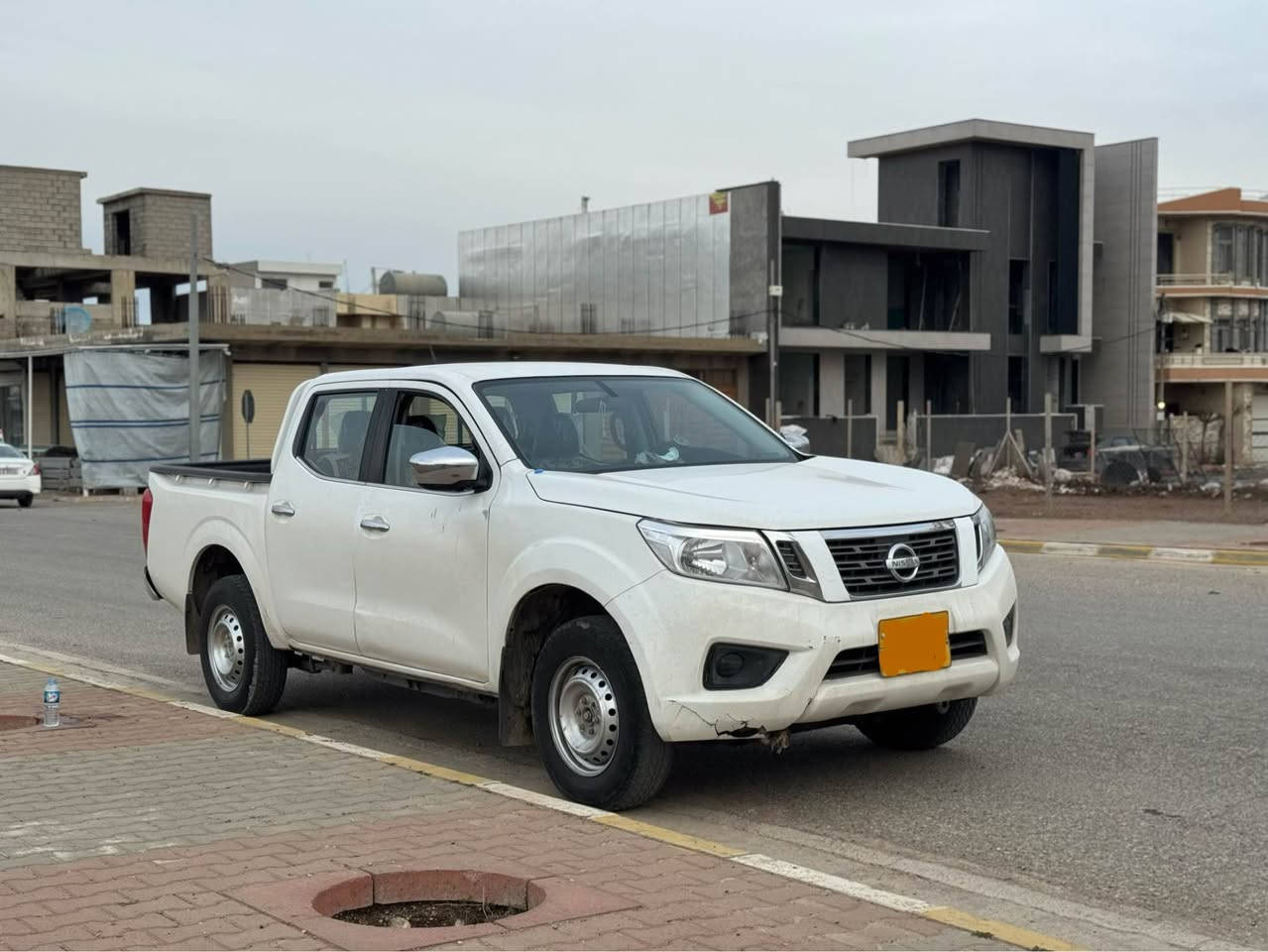 نیسان نەڤارای ٢٠١٩ مەکینەی گۆڕاوە بە بەتە vvt2400 سێ پارچەی پێشەوەی پێوەیە ئێرباگی تەقیوە سەیارەکە بێ تەقەو ڕەقەیە بێ عەیبە سەیارەکە سەنەوی بەسەرچووە وە بەشەرتی تەحویلوو غرامە ڕەقەم هەولێرە 
*********** شمشمل, السليمانية
