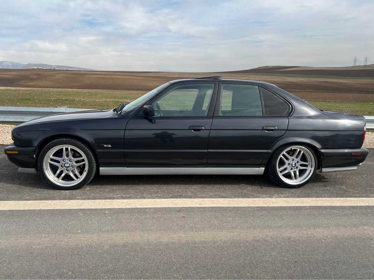 بی ام ٥٢٥ مودئل ١٩٩٢  فول مواصفات مکینە ٢٥ گئر توماتیک ٦نمرە دوگمەی S E بەشەرت سلایت کوشن ٦پارچە و ٦ کەلەشە جلد ناو رەش فورمیکە تبرید و هیتەر بەشەرت ٤ جام کارەبای دەبل جکمجە گئج عەلقە لایت عەلقە دعامیات M باش و پئش ویل و تایە جدید 2 سایز M18 گئر و مکینە و اکسل بە شەرت وکالە بە ناو خومە تحویلی بە شەرت غرامەش جند لە سەری بیت دوای معاملە لوت دەگەرینمەوە  ژمارەی موبایل واتساب و ڤایبەریشی لە سەرە *********** دهوك, العراق
