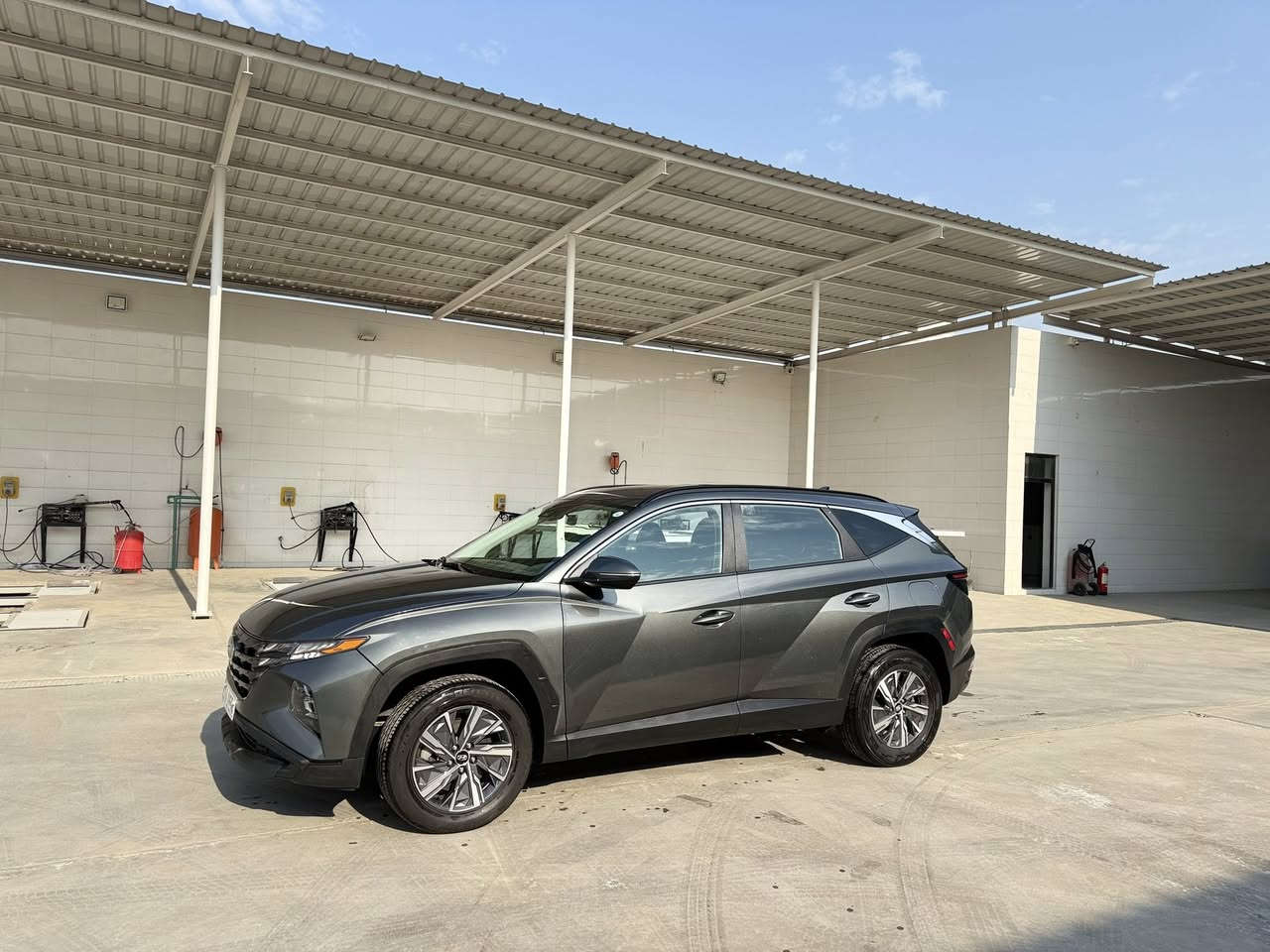 السلام عليكم 🙋🏻‍♂️🌹
للبيع هونداي توسان موديل 2023 هايبرد بانزين لون مميز زيتوني وارد أمريكي ضررها كما موضح بالصور تبديل جاملغ الأيسر وصبغ ربع بنيد فقط بيها ايرباك ستيرن فقط وراجع سستم بلادي السياره دخول وترقيم جديد هزه جديده رقم أربيل تحويل ثاني يوم سياره جديده بمعنى الكلمه وجاهزه ماشيه 53 مشي أمريكا ترايها زيرو كير محرك صدر تبريد مكفولات بوضع الشركه 

مواصفات 🚘🤍

شاشه كبيره لمس كامره دواره 

بصمه تشغيل بصمه ابواب 

تشغيل عن بعد 

سايد بريك بصمه اوتو هولد 

كير بصمه لمس 

كشنات تدفئه كشن كهربائي 

صندوق بصمه 

اشاير بالمري 

تبريد قطعتين

رادارات بالمري جانبي خلفي 

مسار خطي سياقه ذاتيه توقف ذاتي عند الاقتراب 

فول تحكم استيرن أربع جهات بلوتوث حاكيه واي فاي 

ثلاث انظمه قياده سمارت ونورمال وسبورت sport 

نظام ECo 

داخلها لونين 

4x4

ويل كب مع تخم تاير جديد 

للاستفسار *********** علي 

علي مكاني بغداد البياع السعر 172وبيها مجال ❤️
