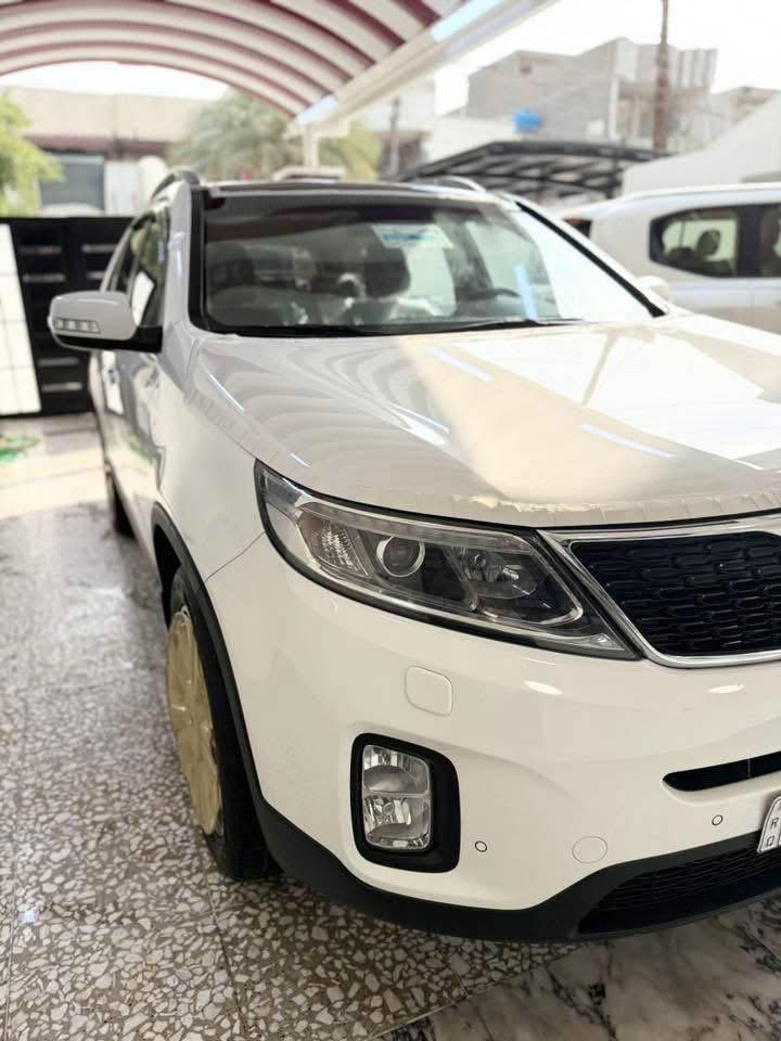 السلام عليكم  البيع ونقد 
كيا سورنتو 
ستلام من شركه موديلها من 2015
 فابلون الشركه على قماره ماشيه 63 الف شرط   علا ايدي وحده من الشركه والي هسه   السياره استعمل جدا بسيط رقم بغداد جديد 
 مكفوله من الضربه والصبغ والحادث والتبديل  سياره جديده بمعنى الكلمه 
فول 1 علا 1 كويتيه  أعلى فئه بيهه
مواصفات   محرك كير عله وضع شركه 
بصمه 
بونراما طكتين
مري قلاب على بك 
داخل  لونين   قرميدي 
كشنات تدفأ وتبريد 
بردات خلفيه بلاديه
فور ويل دفع رباعي 
حساس خلفي  وامامي 
زراك ليت زنون 
كامره خلفي  مانع تزحلك 
تدفأ استيرن    نضام ايكو  تحكم ستيرن جهتين 
تبريد بيانو  6 سلندر 7 راكب 3 قطع تبريد 
و بعد بيهه هواي مواصفات السياره جديده بمعنه الكلمه
 مال جناي  
  رقم  ***********
  مكان السياره بغداد
