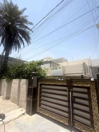 دار للبيع في حي الجوادين الفرع قبل جامع الجوادين الكبير بشارع مركز جلن...
