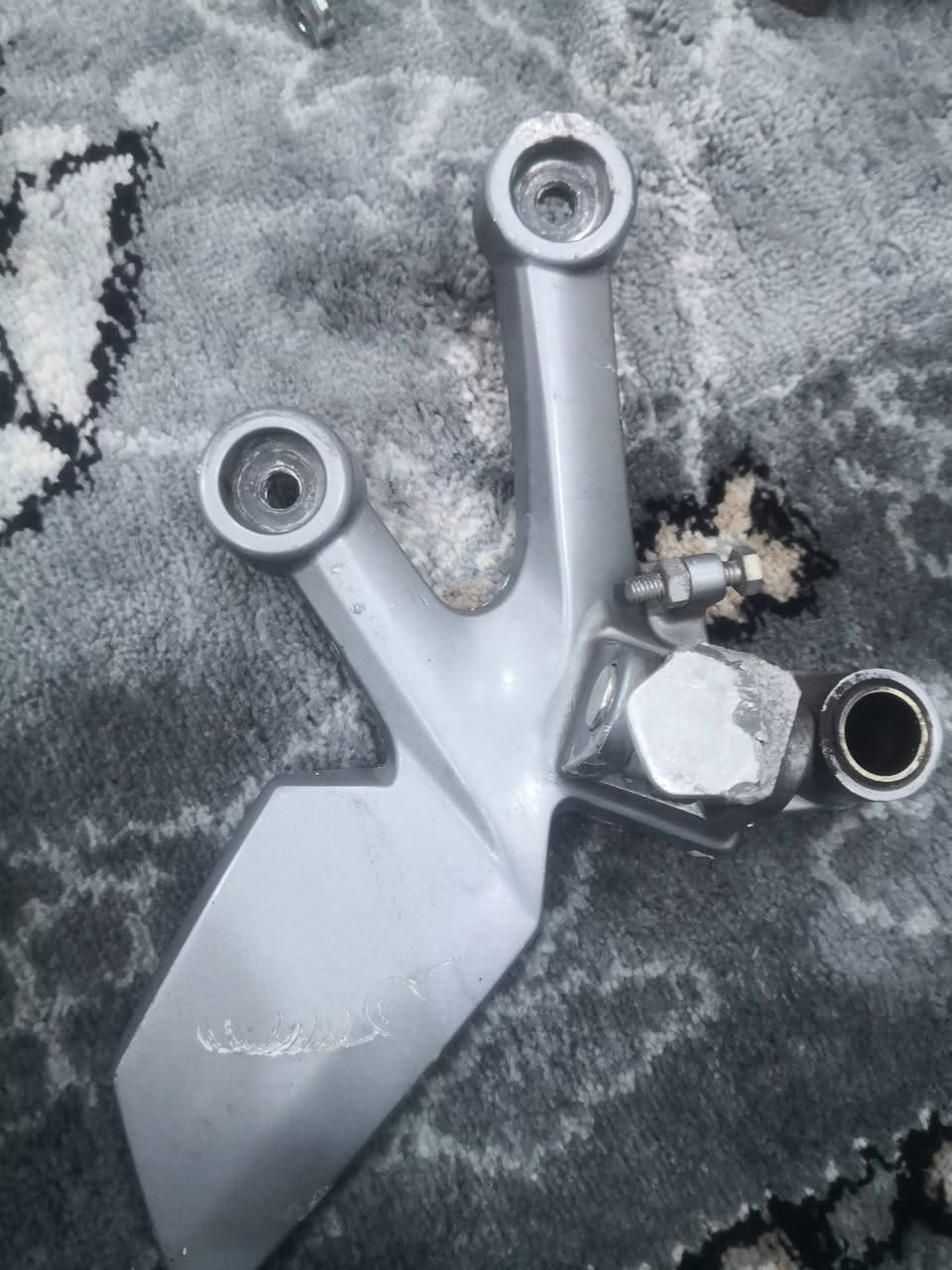 السلام عليكم شباب للبيع غراض سايم بطحة قيم واخذ 
دوسة بريك خلفي
ذيل ربع
مسند رجل يمنة


**إذا كنت صاحب هذا الإعلان وتريد حذفه لأي سبب، رجاءا أرسل رسالة إلى الدعم الفني**