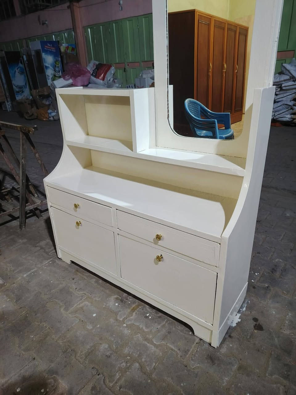 ميز تواليت عدد 2 تزكام نجارة مصبوغ صبغ حراري مال سيارات سعر الواحد 125 وبي مجال للاستفسار الاتصال على الرقم ***********
