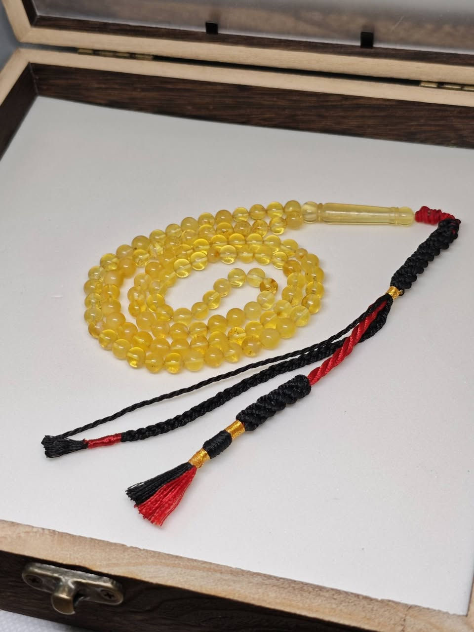 📿 فخامة الكهرب.. سحر يزداد قيمة مع الزمن ✨
​لكل مسباح حكاية، لكن مسباح الكهرمان (الكهرب) هو قصة فخامة تتوارثها الأجيال. هو ليس مجرد مسباح، بل استثمار ووجاهة.
​🌟 ما الذي يجعل الكهرب استثنائياً؟
​🍂 الرائحة الزكية: يفوح بعبق صمغ الصنوبر الطبيعي بمجرد ملامسة دفء يدك.
​⏳ التحول العجيب: يتغير لونه ويصبح أكثر عمقاً وجاذبية مع مرور الوقت وكثرة الاستخدام (يتقادم).
​⚖️ راحة اليد: يتميز بخفة وزن فريدة وملمس دافئ يمنحك شعوراً بالراحة والهدوء.
​👑 الكهرب ليس مجرد اقتناء.. بل هو بصمة تعكس الذوق الرفيع.
متوفرة جميع انواع سبح الكهرب والتوصيل لكل العراق 5 الاف 
للاستفسار مراسلة الصفحه او رقم الواتساب ***********
​#كهرمان #كهرب #سبح_فاخرة #مسباح_كهرب #فخامة
