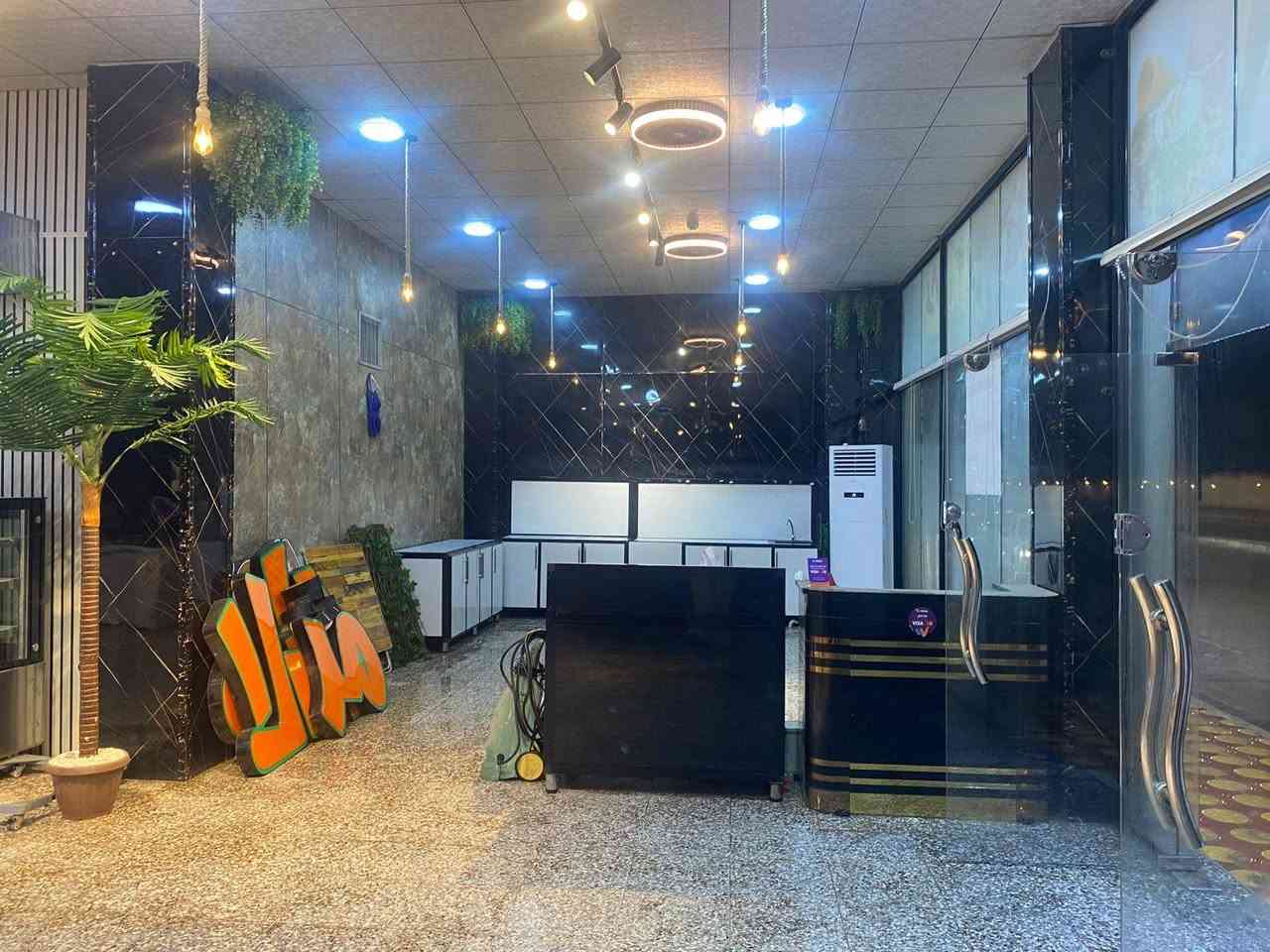 محل للايجار في حي السلام ويوجد فيه اثاث
المساحة ٢٥٠م مقابل الشقق السكنيه
لتواصل رقم الهاتف ***********
