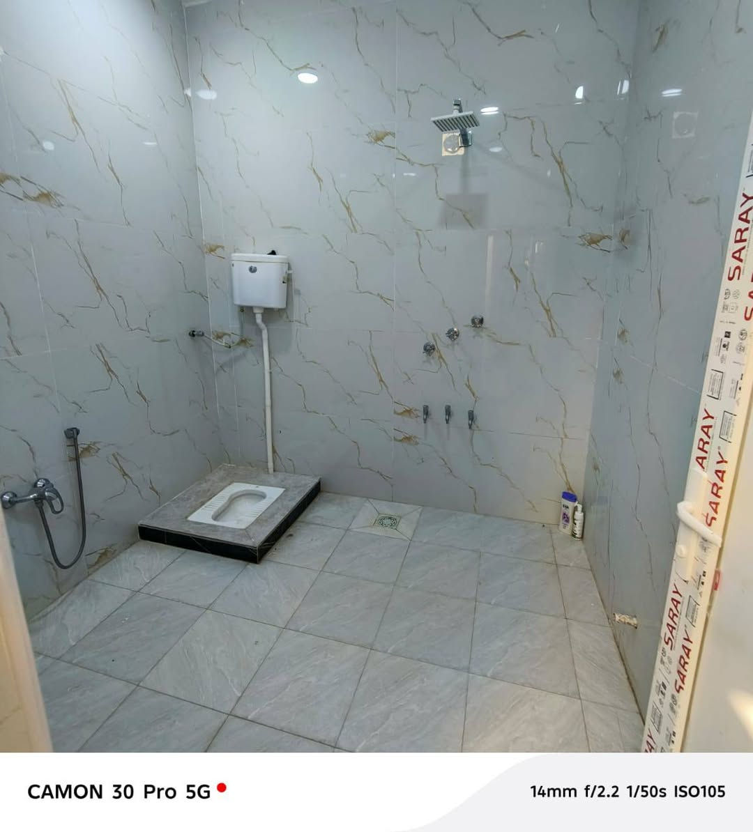 دار سكن المساحة 150م مسلح يتكون من غرفة + استقبال+مطبخ + صاله مع صحيات خارجيه وداخلبه مع كافة الخدمات تبليط كهرباء ماء مجاري قريب على المدارس  العنوان الفداء حي الكرامة نهاية شارع ابو لبنان مقاطعة 26 اتصال ***********
