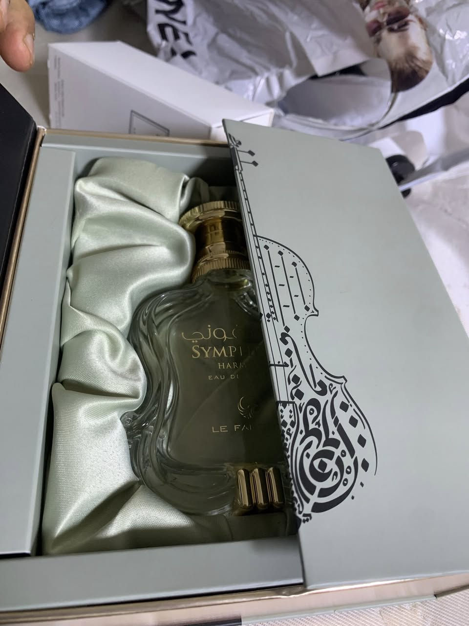 وسيمفوني بسعر وحده ماستخدمه بس 6رشات منه عطر كلششش راقي بس محتاج فلوس 
والوردي كلشش سكسي وراقي الي هو BACCARAT 
والثاني الي هو البني ريحته كلشش حلو فانيله هيج شي بس كلشش طيبه ريحته الي هو ALTHAÏR


**إذا كنت صاحب هذا الإعلان وتريد حذفه لأي سبب، رجاءا أرسل رسالة إلى الدعم الفني**