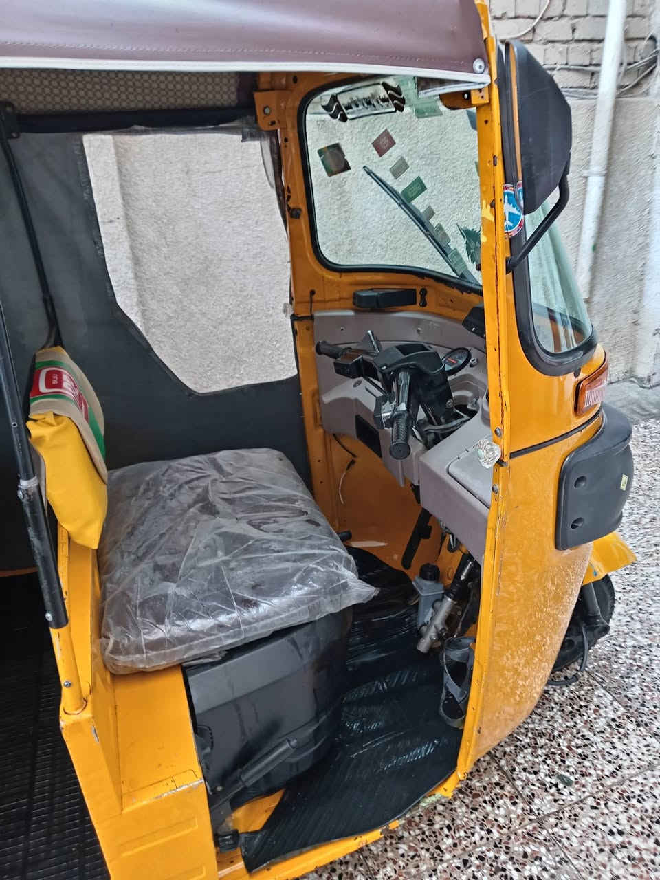 تكتك للبيع نهايه ٢٠١٩ محرك مكفول أوراق كامله هزه وصولات كامله مال مرور باقي بس تسليم المعامله تخم تاير جديد مكاني بغداد للبيع سعر خمسه ملاين ***********
