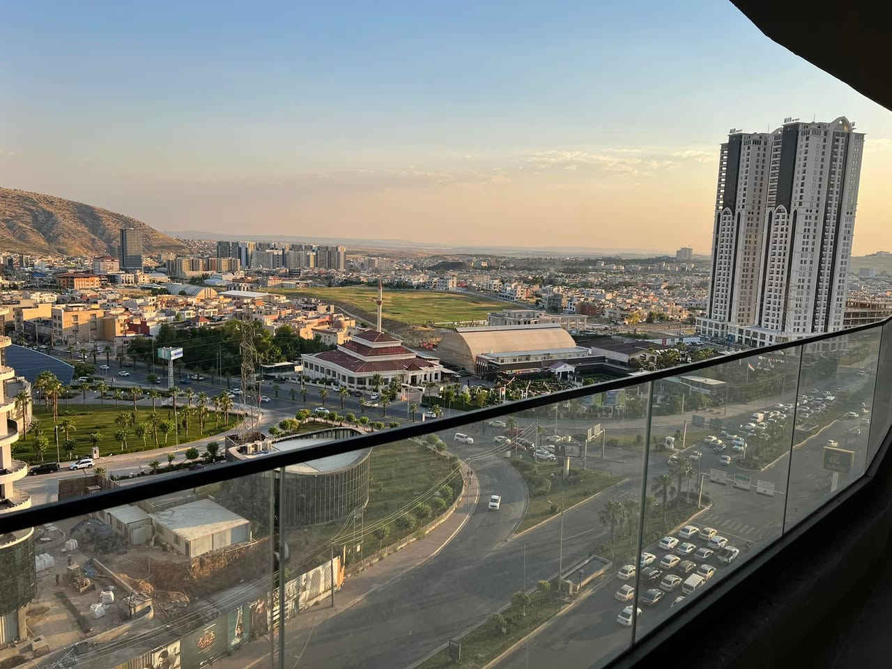 🏙️✨ شقة فخمة للإيجار بموقع من أقوى مواقع دهوك
📍 داخل Elegance Towers مباشرة مقابل Duhok Central Mall

للإيجار شقة راقية بمساحة كبيرة، إطلالة جميلة، وموقع مركزي جداً في قلب دهوك.

نبحث عن مستأجرين محترمين أو شركات ترغب بسكن راقي داخل واحد من أفخم الأبراج في المدينة.

الشقة جديدة ولم يسكنها أحد من قبل. أول مستأجر راح يكون أول شخص يسكن بيها.

المعلومات:
Elegance Towers
بناية A1
الطابق: 11
رقم الشقة: 9
المساحة: 182 متر
الاتجاه: جنوبي
النظام: 3 غرف + صالة معيشة
غرفة ماستر مع حمام وتواليت خاص
حمام ثاني مع تواليت
صالة واسعة مفتوحة على المطبخ
بلكونة طويلة تربط الغرف وتطل على الشارع الرئيسي

الشقة تقع في قلب دهوك، مباشرة أمام Duhok Central Mall، وقريبة من المحلات، المطاعم، الكافيهات، والخدمات اليومية.

إطلالة على الشارع الرئيسي، جودة Premium، تصميم حديث، وموقع يعتبر من أقوى المواقع السكنية في المدينة.

مناسبة للعوائل، الموظفين، أو الشركات التي تبحث عن شقة راقية وموقع استراتيجي في دهوك.
للأستفسار اتصل ***********

