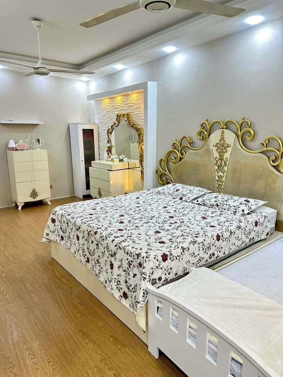 غرفه تركيه ماركه ثكيله كلش وضخمه  السعر 500قفل من الاخير البياع حي التراث ***********

