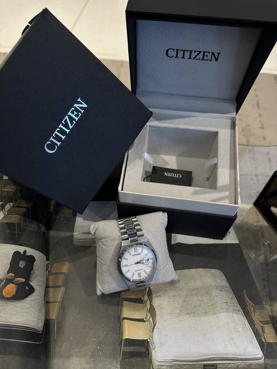 الماركة: Citizen
* السلسلة: Citizen Tsuyosa
* الحركة: أوتوماتيك يابانية (غالباً كاليبر 8210).
* احتياطي الطاقة: حوالي 40 ساعة.
* الحجم: 40 ملم تقريباً.
* الزجاج: كريستال معدني مع عدسة تكبير للتاريخ.
* مقاومة الماء: 50 متر.
* السوار: ستانلس ستيل مدمج مع الهيكل.
* استعمال قليل جدا نظافه فوا❗️❗️


**إذا كنت صاحب هذا الإعلان وتريد حذفه لأي سبب، رجاءا أرسل رسالة إلى الدعم الفني**