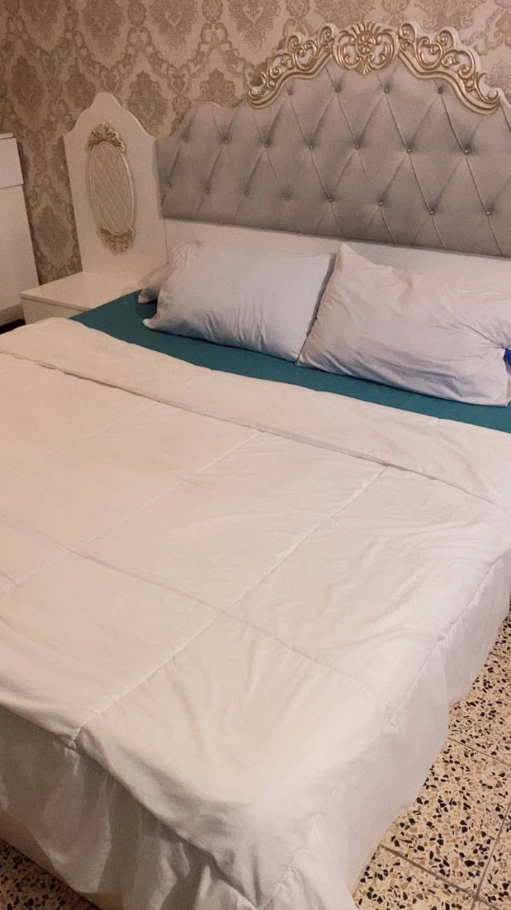 السلام عليكم غرفة تركية للبيع نضيفة وحلوة اضرارهة كلش بسيطة يدات مال بيبان وجرارات  وهاي المراية بيهة كسر موضحة بصورة رايدهة ب650 وبيهة مجال للاستفسار *********** موجود عل نت
