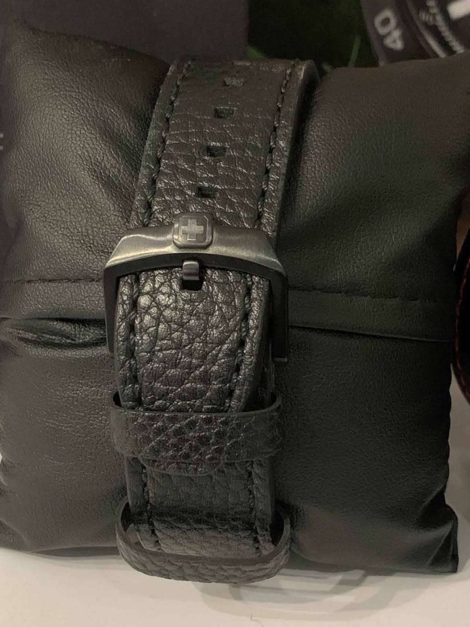 السلام عليكم......
ساعة سويس ملتري سويسري اصلي بطارية 
ستوب وج 
كرونوكراف 
نافذة للعرض التاريخ من خلال السناتر 
سناتر شغالة 
أميال وارقام فسفوري 
مكينة ٣ حجر 
سنتر ثواني ثانوي 
القطر ٤٦
مقاوم للماء ١٠٠م 
سير جلد معلم 
جديد غير مستعمل مع العلبة الأصلية وبطاقة الضمان 
السعر ١٢٥ الف 
يوجد توصيل ***********
