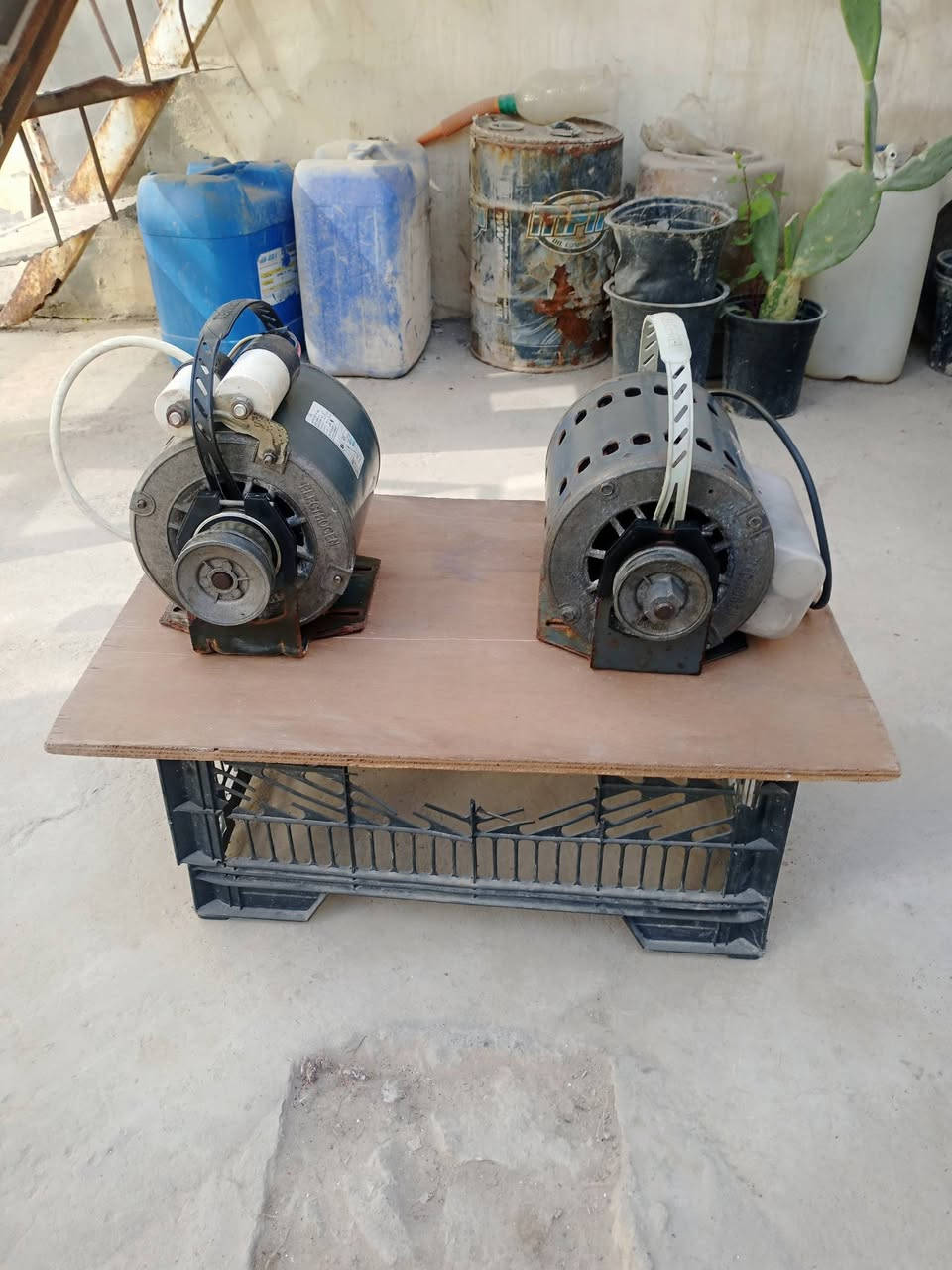 ماطورات مبردة على وظع الشركه نظافه فول سرعتين ملف نحاس ظمان حقيقي سعر الواحد 50الف ماطور ثلاجة اصلي شغال سكن بغداد سبع البور شارع السوداني هاتف ***********
