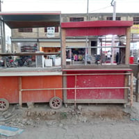شباب عندي هاذا الميز والعربانة للبيع 07710522607