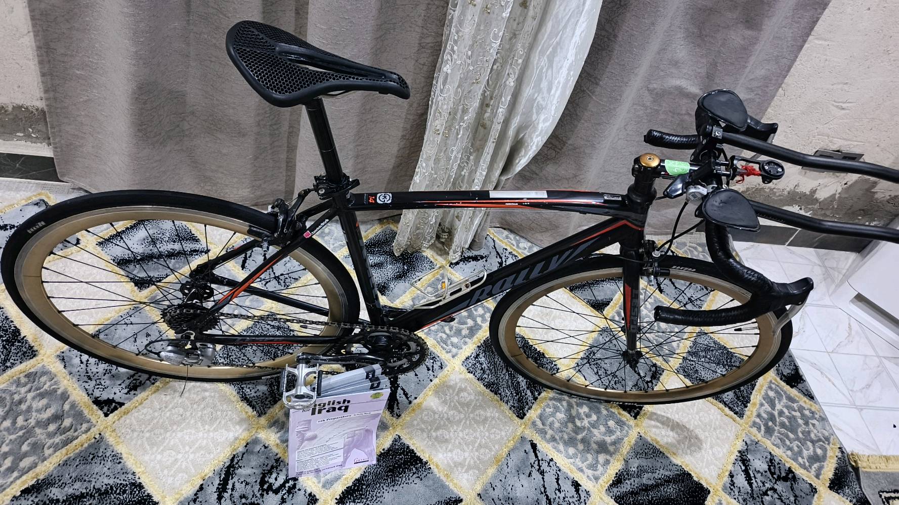 سلام عليكم
دراجة رود ماركة رايلي
اللمنويم كامل ماعدى الماشه حديد 
وزن الدراجة جيد جدا 
وياله اللمنويم نزال وبطيخة سبع بنط طرب
ثنين امامي سبعه خلفي 
دراجة مرتبة جدا وطياره كاملة مكملة تاخذها منا تطلع بيها محافظات منا 
وياها هدايا سكتات+عداد ذكي على القمر الصناعي
الموقع النجف الاشرف 
سعرها 250 قفل 
للتواصل ***********
