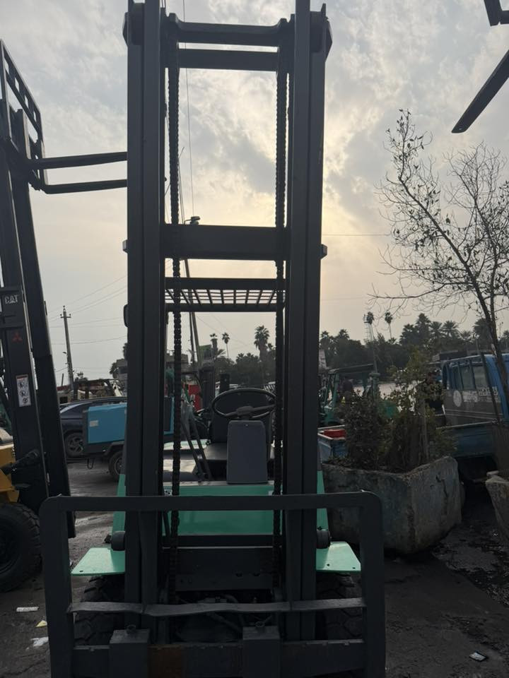 سلام عليكم اللبيع رافعه 2 طن جب عالي 
جاهزه العمل لا تبخير ولا تنقيص كير ومكينه جدد
تخم تاير جديد سجاجين اطول رافعه جاهزه العمل كل نقص مابيه مكان بغداد باب الشيخ ***********
