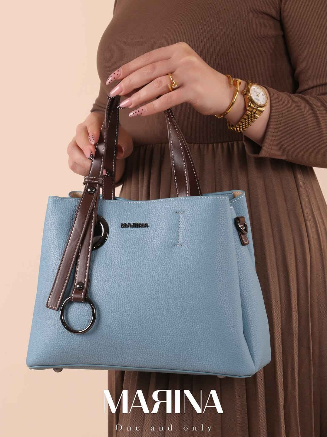MARINA..
توفر لكِ كولكشن من الحقائب 👜
 مصممه بأحدث الدزاينات ذات الكوالتي العالي 
قياسات الحقيبه 
ارتفاع20CM
عرض26CM
✨ القطع مضمونه وقابلة للتبديل إذا كان بها خلل مصنعي
متوفر توصيل بغداد وجميع المحافظات 
كلفة التوصيل 5000 
يمكنكم التواصل عن طريق  الرقم الخاص بالشركه :-7712
اختاري أناقتك من مارينا🌹⁩⁩⁩#اكسبلورexplore#المنصور14_رمضان#فلو#هاشتاك


**إذا كنت صاحب هذا الإعلان وتريد حذفه لأي سبب، رجاءا أرسل رسالة إلى الدعم الفني**