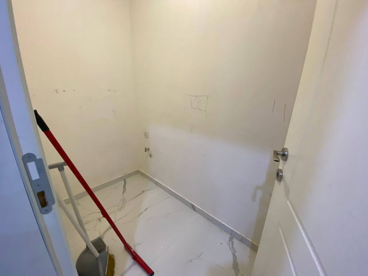 شقه للايجار منطقه الذهبيه
مجمع وايت تاور
غرفه صاله 
مؤسس جديد
سعر400$
على استفسار واتساب
***********
