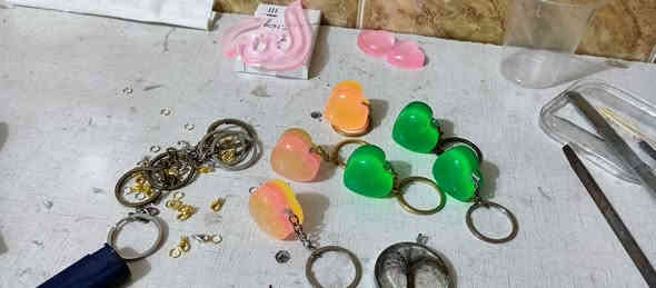 بە ناوی خوای گەورە.. سڵاو بەرێزان ئەم ئەشیانە هەمووی بۆ فرۆشتنە و دەستکاری خۆمە و ئامادەیین بۆ چاککردنی هەموو جۆرە ساعەتێکی دیواری شیرینی خۆری چوکەلیات 
و تەپلەکی جگەرە و سینی و ژیر لیوانی و مەدالیای فسفۆری بە هەر رەنگ و شێوازی دلخواز کە دەتوانین رەسمی خۆت و خۆشەویستانت لە ناو ئەم ئەشیایانەی چاک دەکەم دابنێم دژە شکان و تێکچونن کە بە هیچ مادە و فاس و تێزابیش تێک ناچێت.... رانیە *********** بە ڕێزەوە لە خزمەتدام
