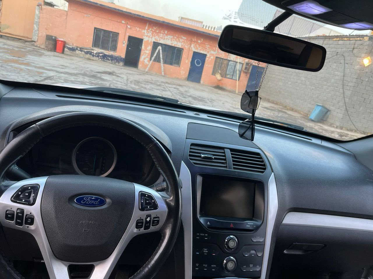 السلام عليكم فورت اكسبلور 2013 رقم بغداد دولي بأسمي السياره جديده وخير من الله مابيه ولاقطعه بس الدعاميه الخلفيه وشويه من الجنطه تجي تفحص وتاخذ سونار وتقتنع 
شاشه كبيره تحكم ستيرن جهتين اشاير ترحيب جنطه كهربائيه السياره مال بيت مامتعوبه 
السعر 120 وبيه مجال قليل وماكو بيهج سعر 
اي استفسار
***********
 ***********
مكانه بابل مركز المدينه
