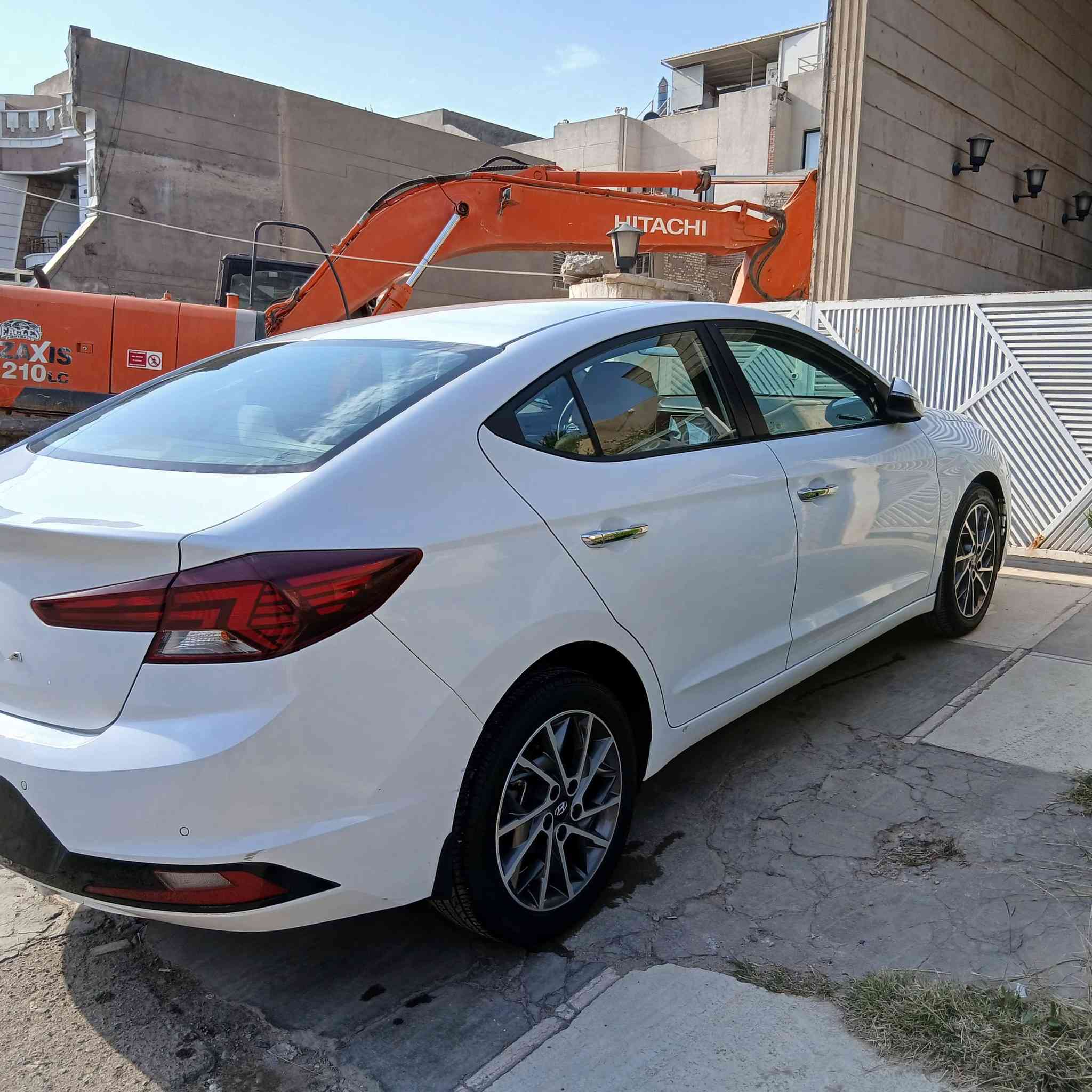 السلام عليكم النترا خليجي ٢٠٢٠ ماشية ٧٥ السيارة مكفولة من الصبغ عدا البارد يم قبق البانزين محرك ٢٠٠٠ بصمه المري شفط فتحه صندوق كهرباء فتحه  السعر ١٧٥ وبيه مجال بسيط ***********
